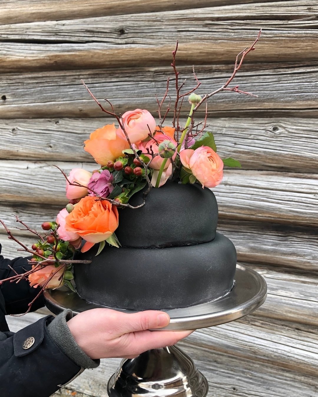 When the couple wants a black cake to match the theme, then they get a black cake 🖤

#blackweddingcake #blackcake #weddingcake #designcake #weddingnorway #destinationwedding #norwaywedding #brudepikeneswedding #weddingbybrudepikene #bryllupskake #so