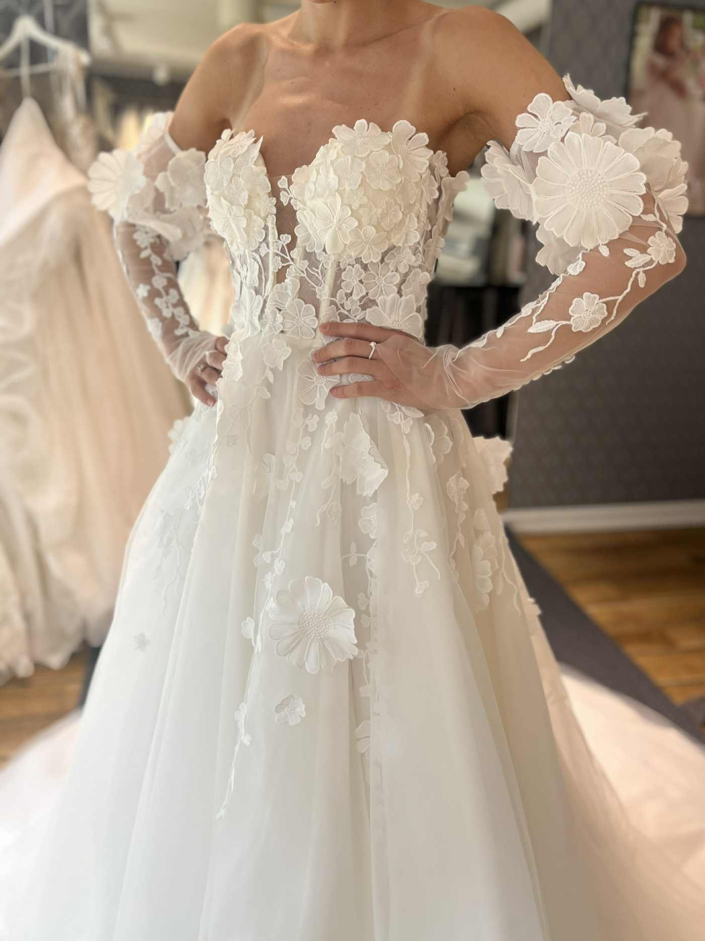 Ny brudekjole med 3D applikasjon blomster og avtagbare ermer fra Luce Sposa