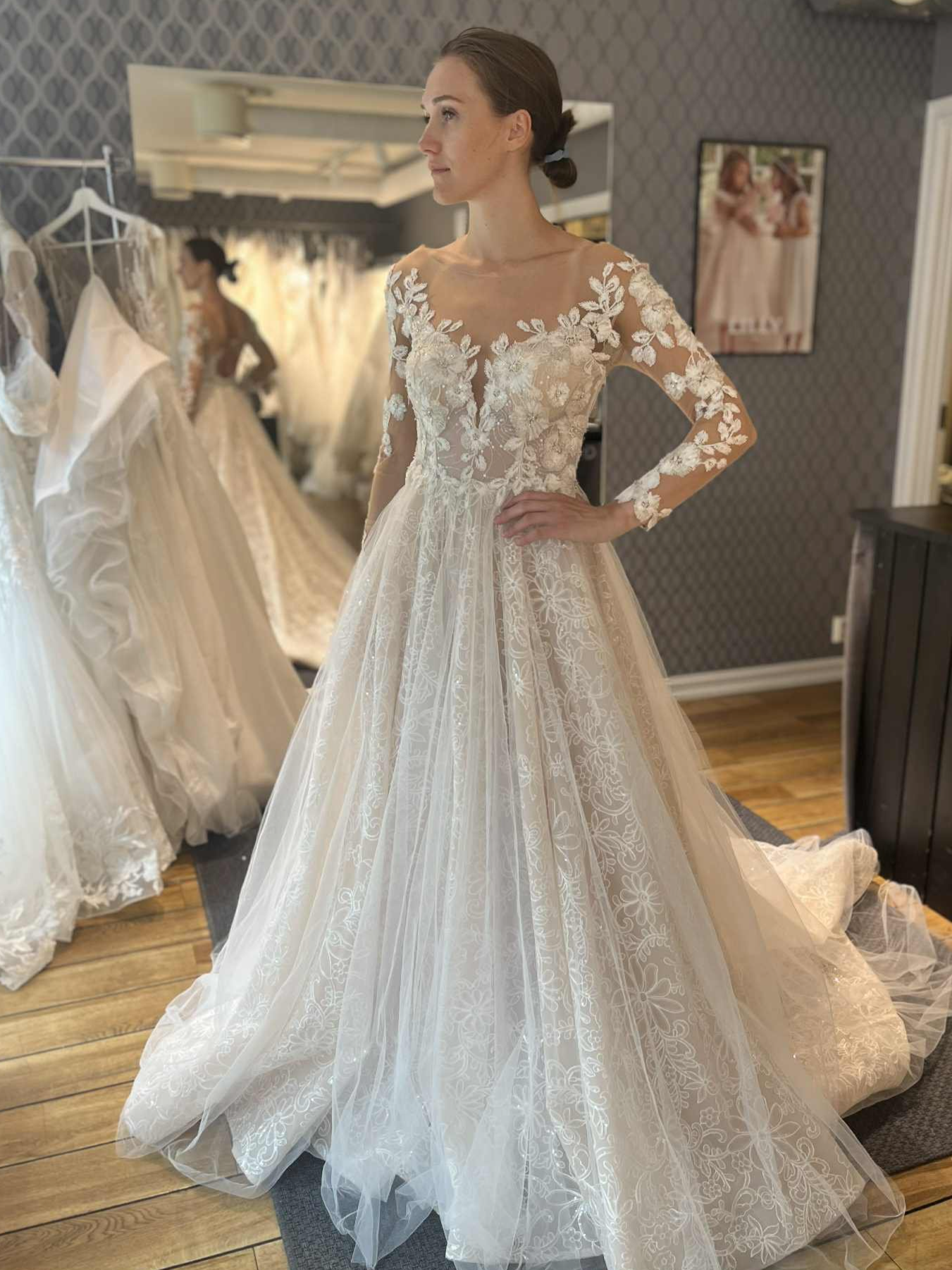 Lekker brudekjole med fine blomsterdetaljer fra Ricca Sposa