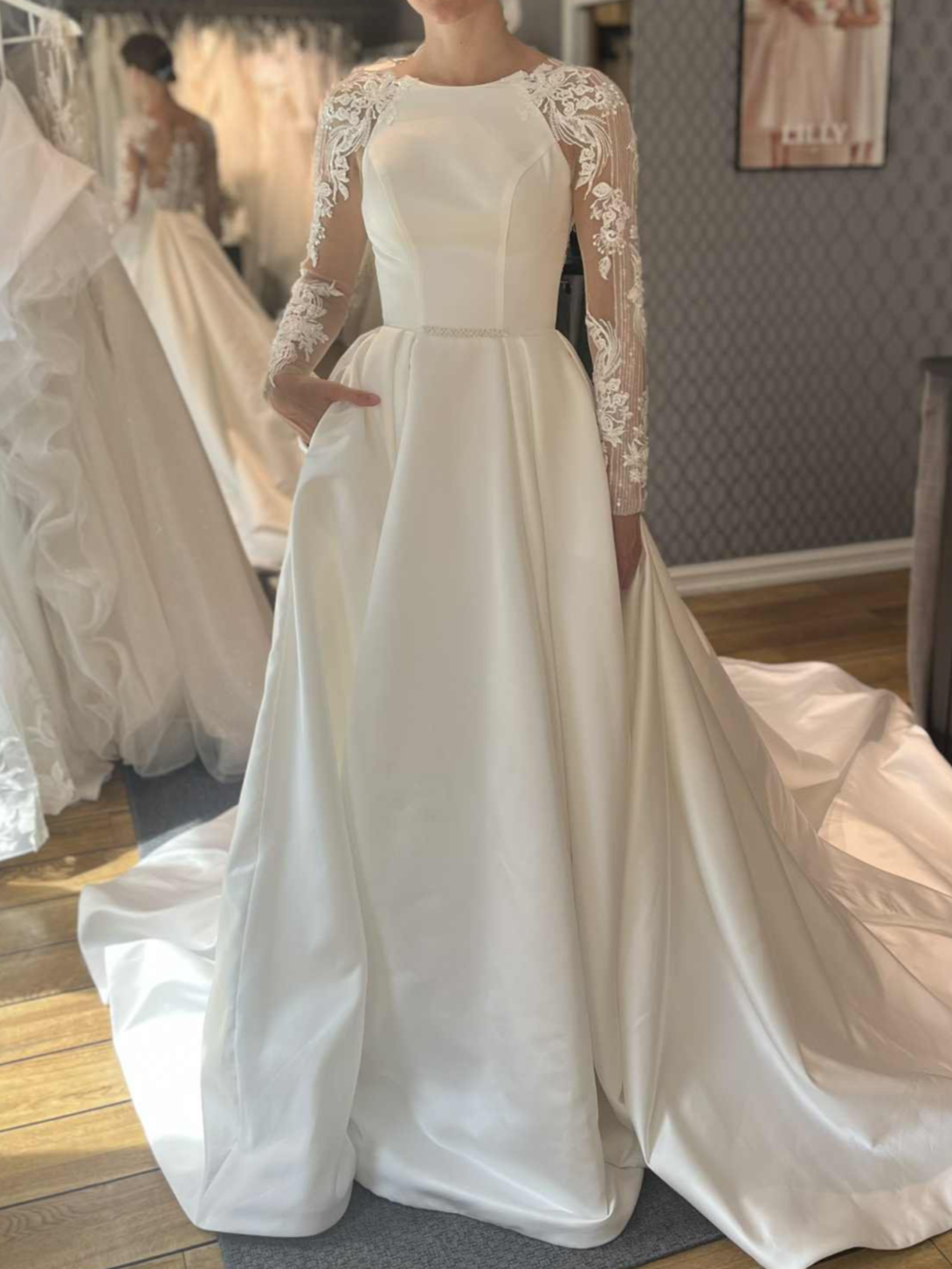 Nydelig brudekjole i sateng med lommer og smalt brudebelte fra Monreal Bridal, "Bella"