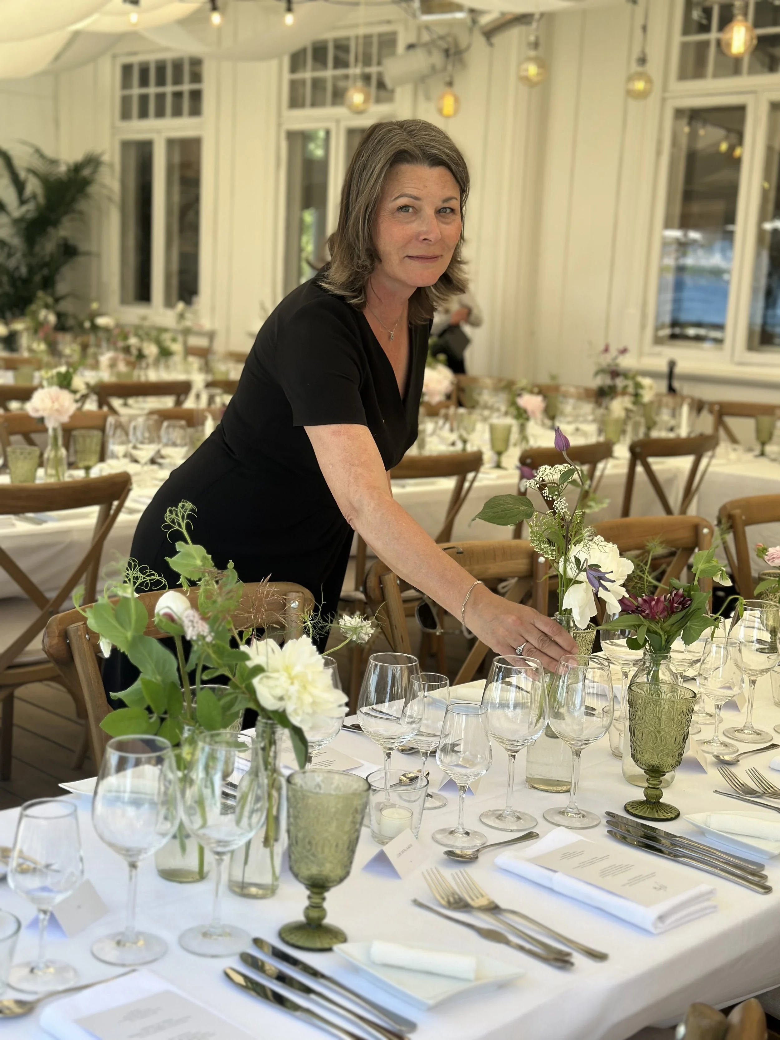 fargede glass og personlige gjenstander.jpg