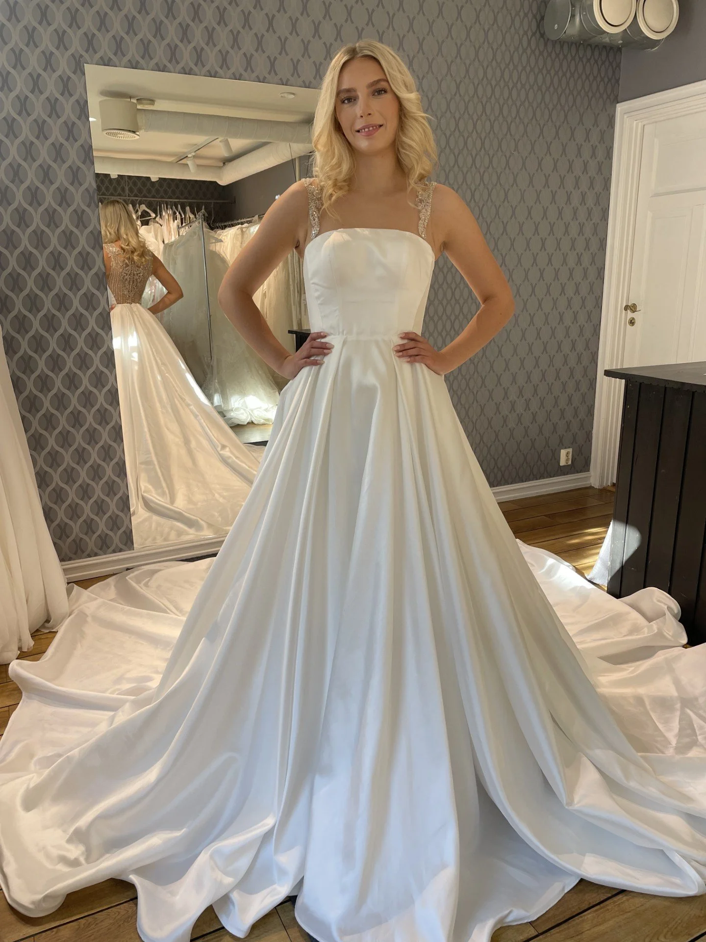 Nydelig brudekjole i sateng fra Rica Sposa str. 36.jpg