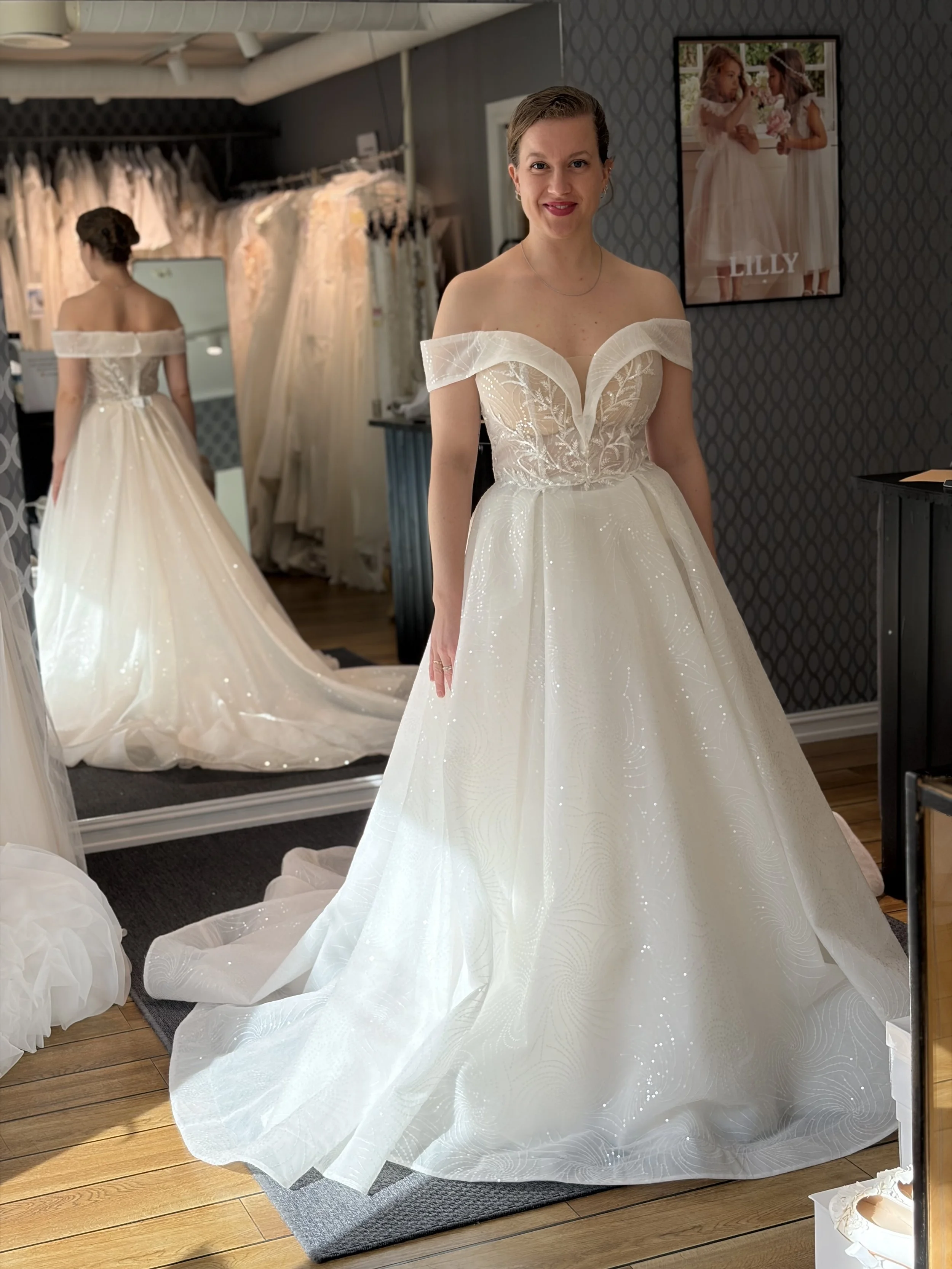 Lekker glitrende off shoulder prinsessekjole. Brudekjolen er fra Ricca Sposa, modell 21-016 (ii). Denne er ubrukt.