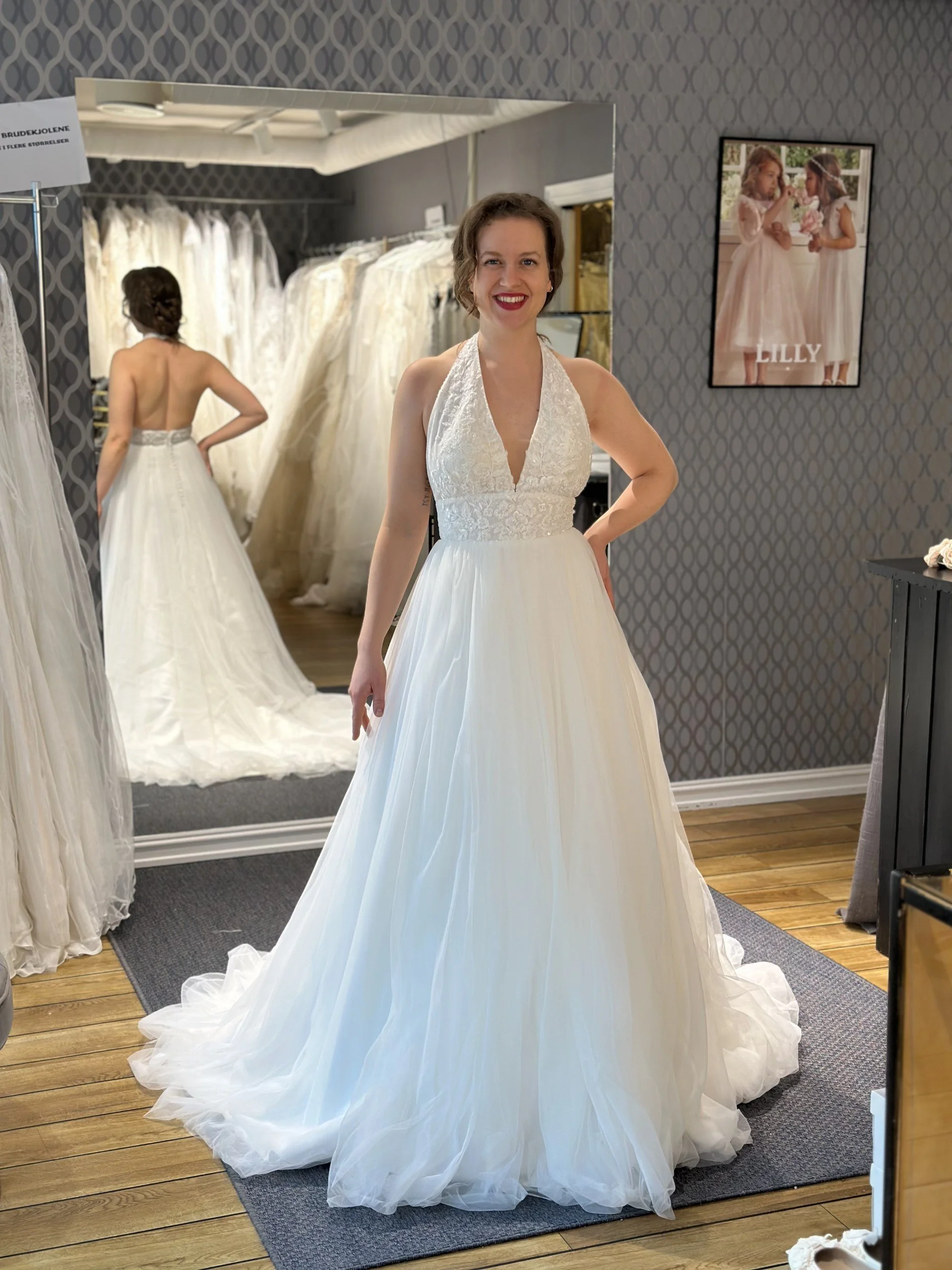 Nydelig halterneck brudekjole fra Lilly, med glitrende detaljer i overdelen og tyllskjørt. Passer for deg som vil vise ryggen! Dette er en ny brudekjole