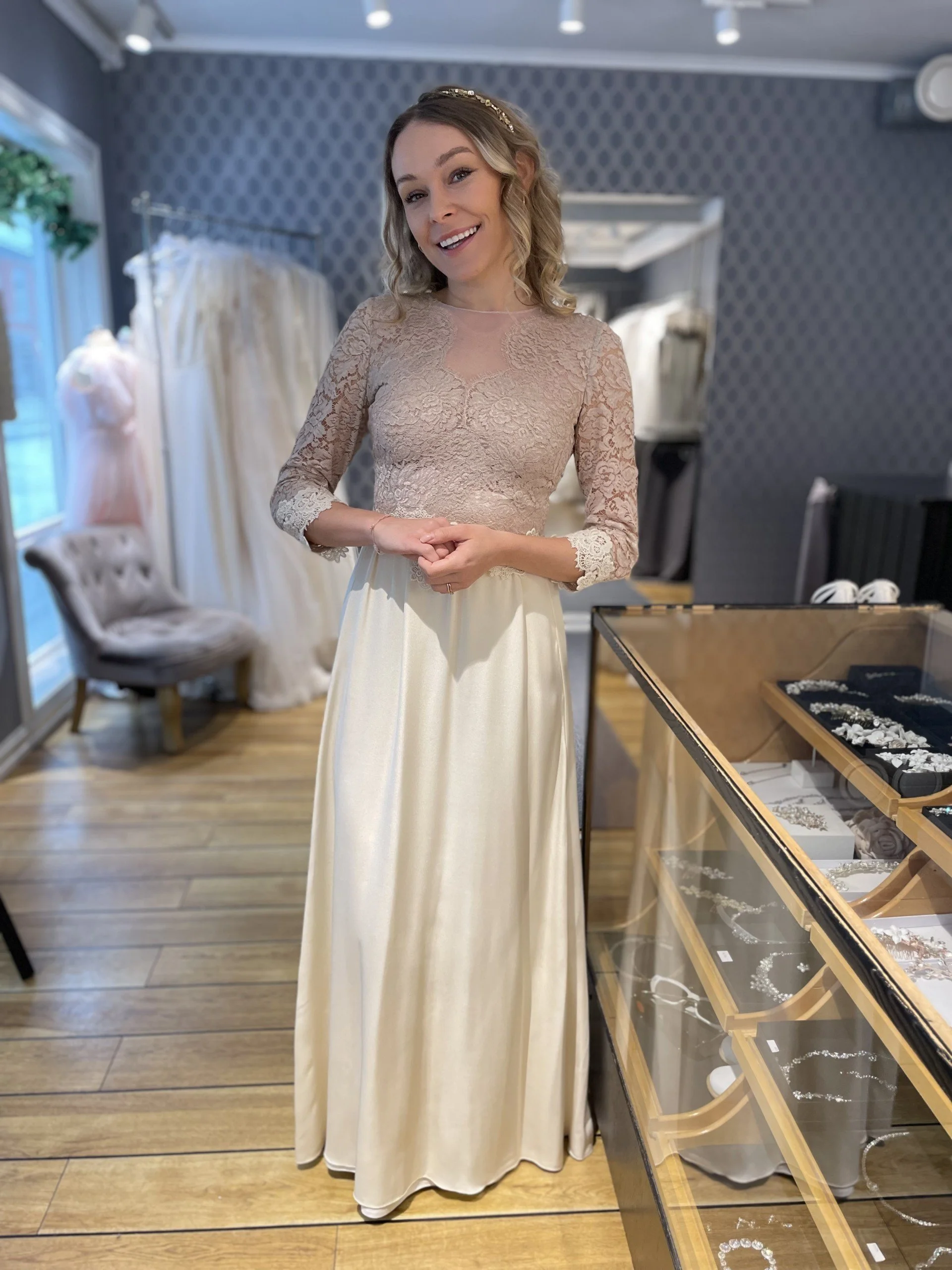 For deg som vil ha brudekjole med farge - se her! Brukt brudekjole fra det norske merket Undorn i beige/brune toner. og lange ermer Ikke slep. Denne passer for en brud som ikke er så høy. Str. 34