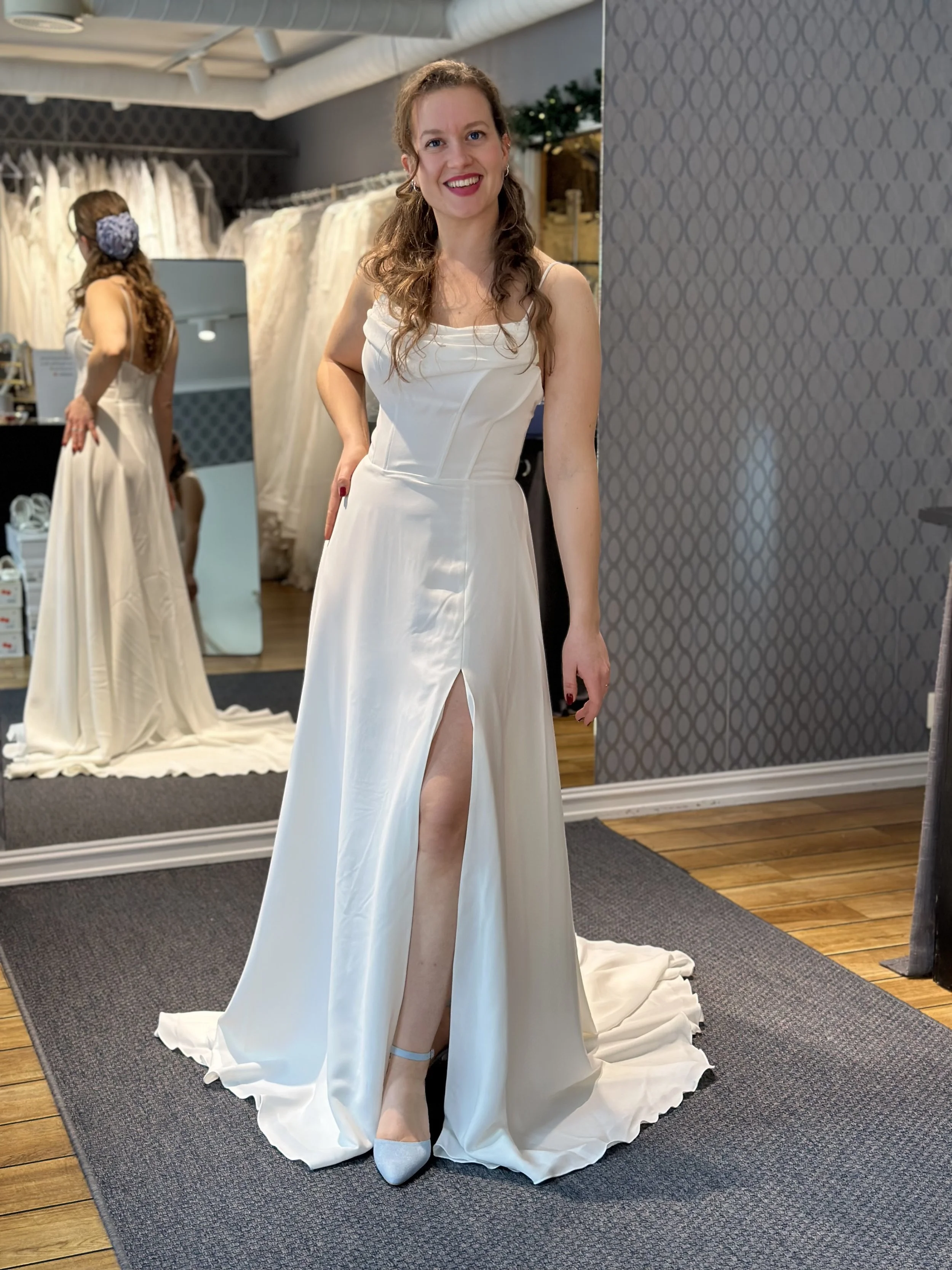 Vakre Catalina er en fantastisk vakker og moderne brudekjole med splitt. Ny brudekjole.