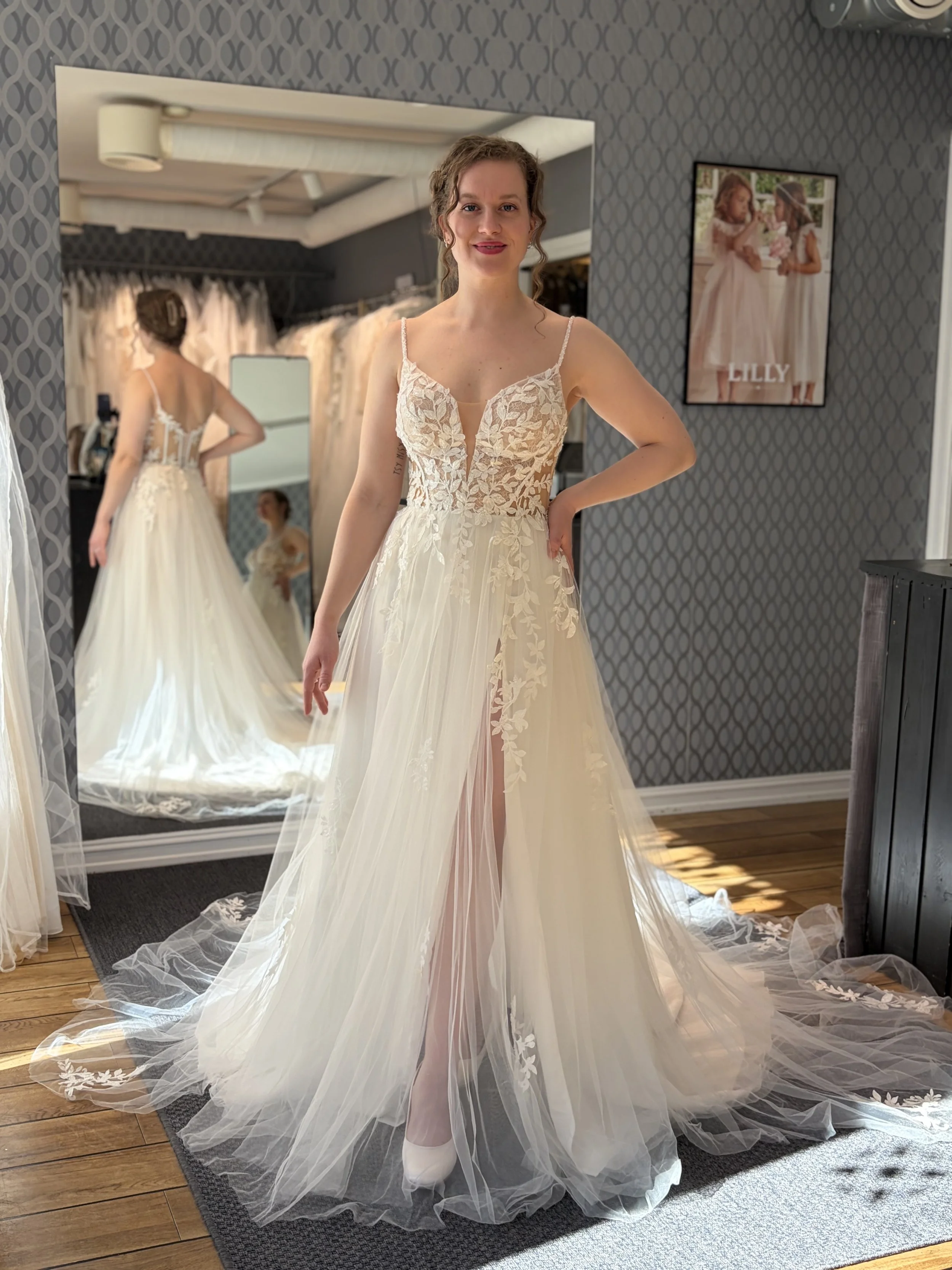 Karlly er en av våre nye brudekjoler fra Bianco Evento. Den har snøring i ryggen. 