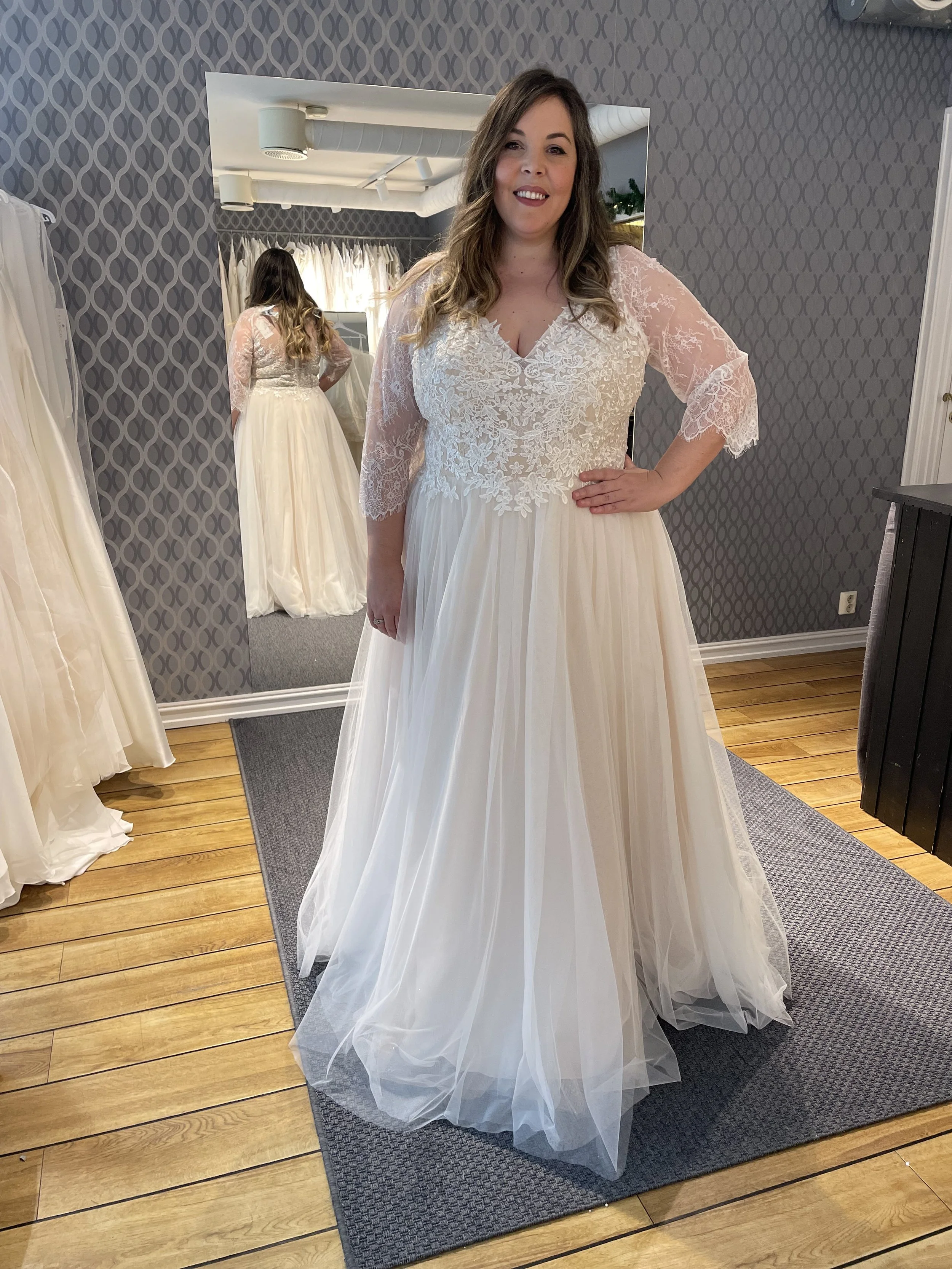 Ny dus rosa brudekjole med lange ermer fra Lilly. Lekkert tyllskjørt og nydelige blondedetaljer i overdelen. 