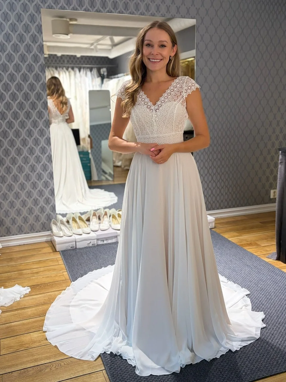 Denne vakre modellen heter Margaret og er en ny brudekjole fra Bianco Evento. Fasongen er så kledelig, og vi har den i blush (som er en dus rosafarge. Veldig fin). 
