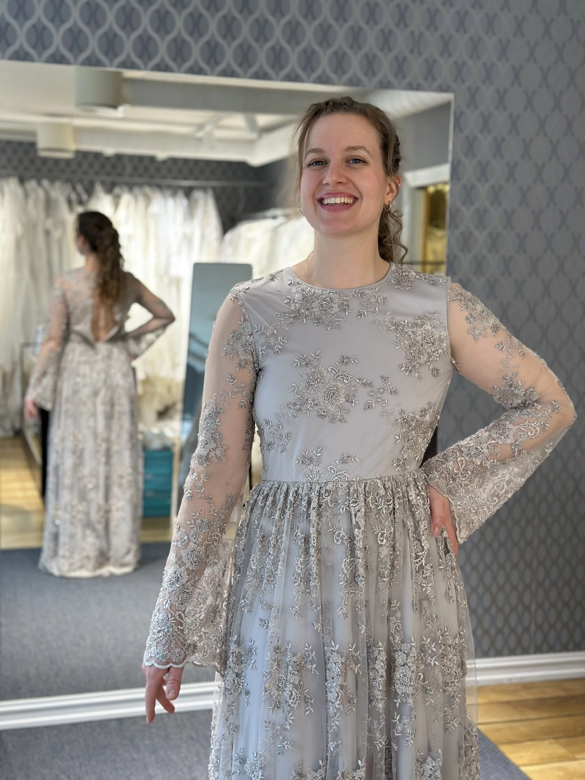 grå selskapskjole.jpg