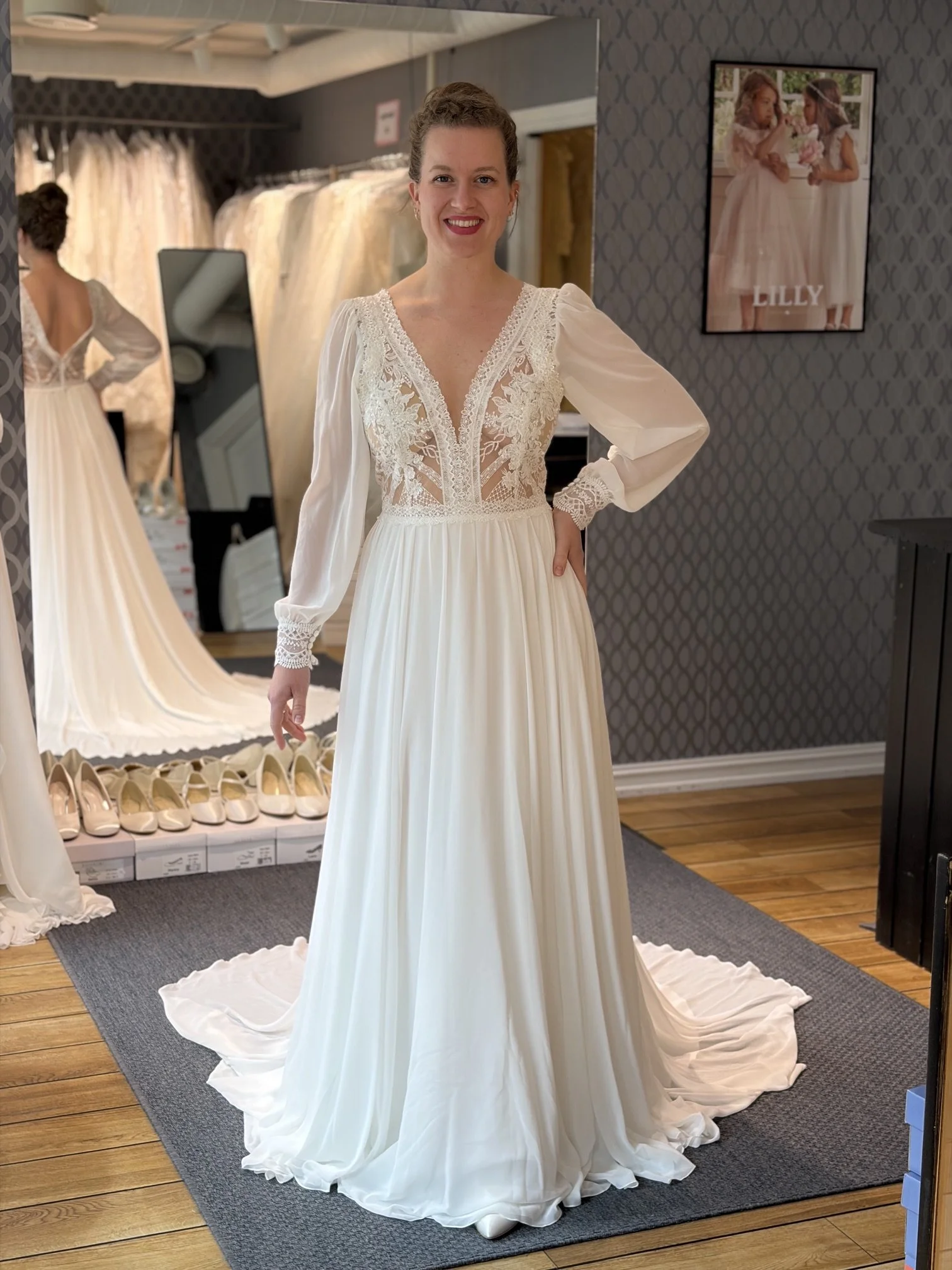 Dette er en vakker brukt brudekjole fra Bianco Evento, som har fått satt på ermer med trykknapper. Unik og one of a kind. Løp og kjøp!