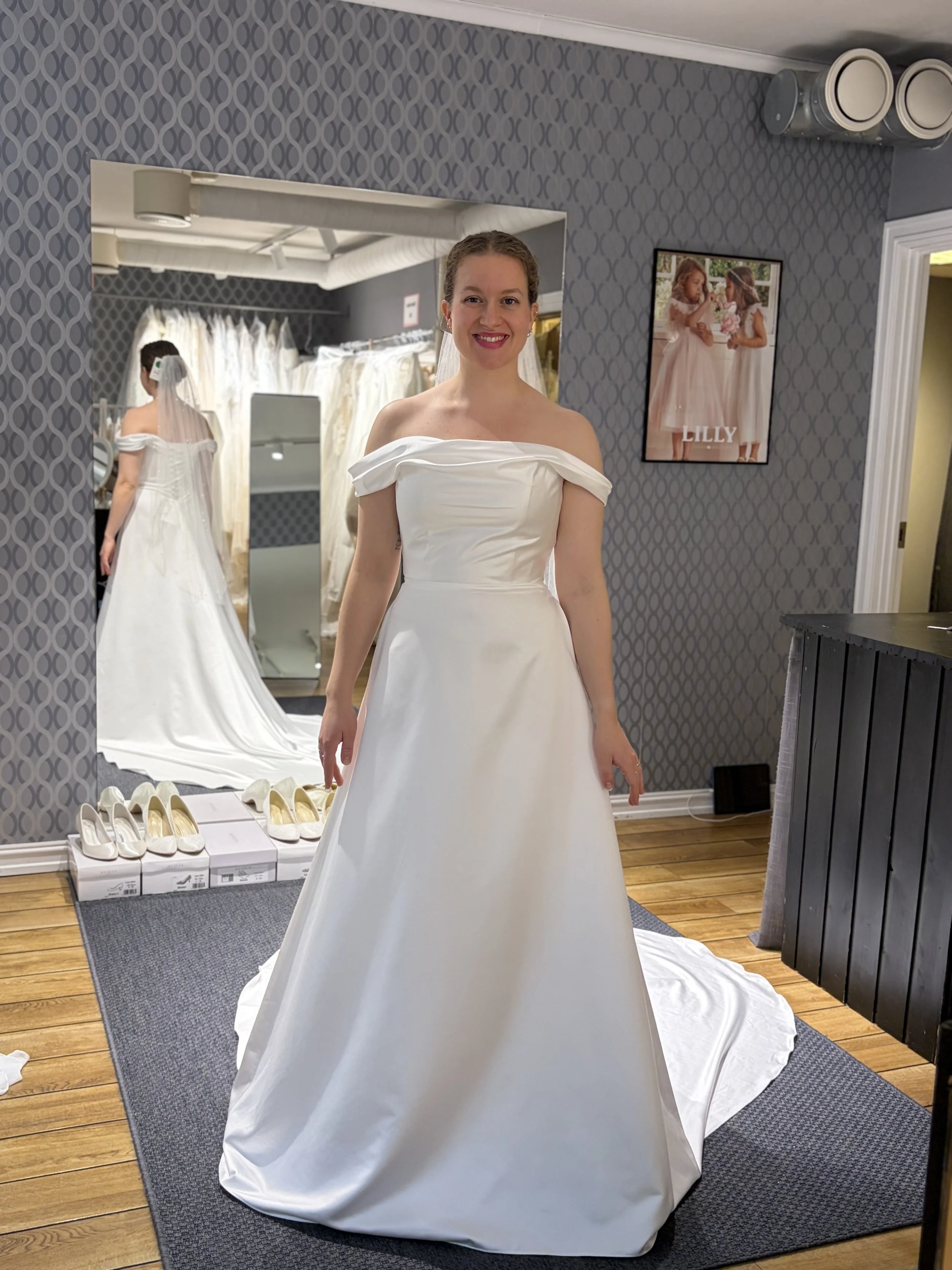 Nydelig off shoulder brudekjole fra Lilly. Denne brudekjolen har snøring i ryggen, og dette er en av våre nye brudekjoler. 