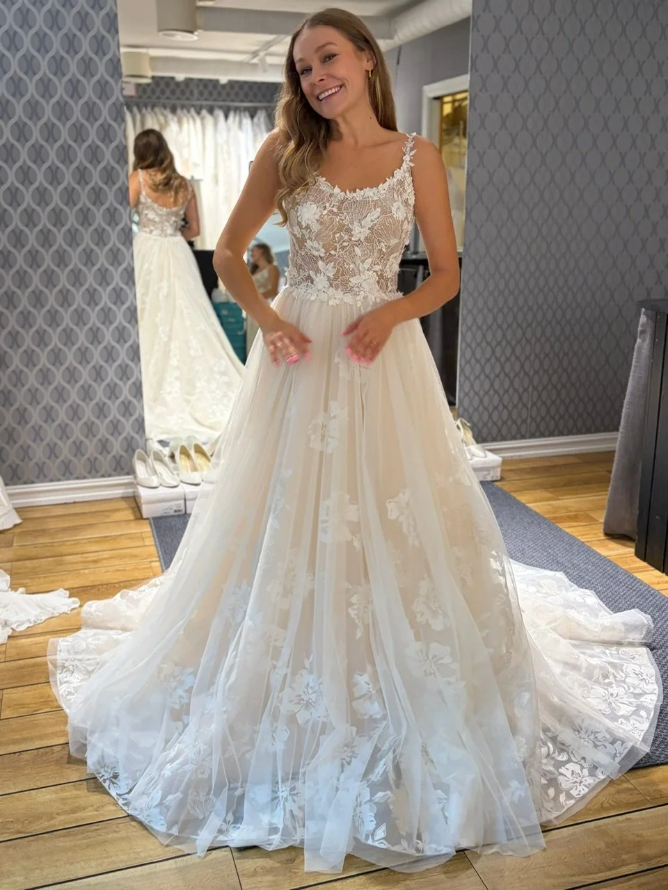 Lekker brudekjole i lys nude farge fra Luce + Sposa, med vakre applikasjoner og blomster. Dette er en ny brudekjole