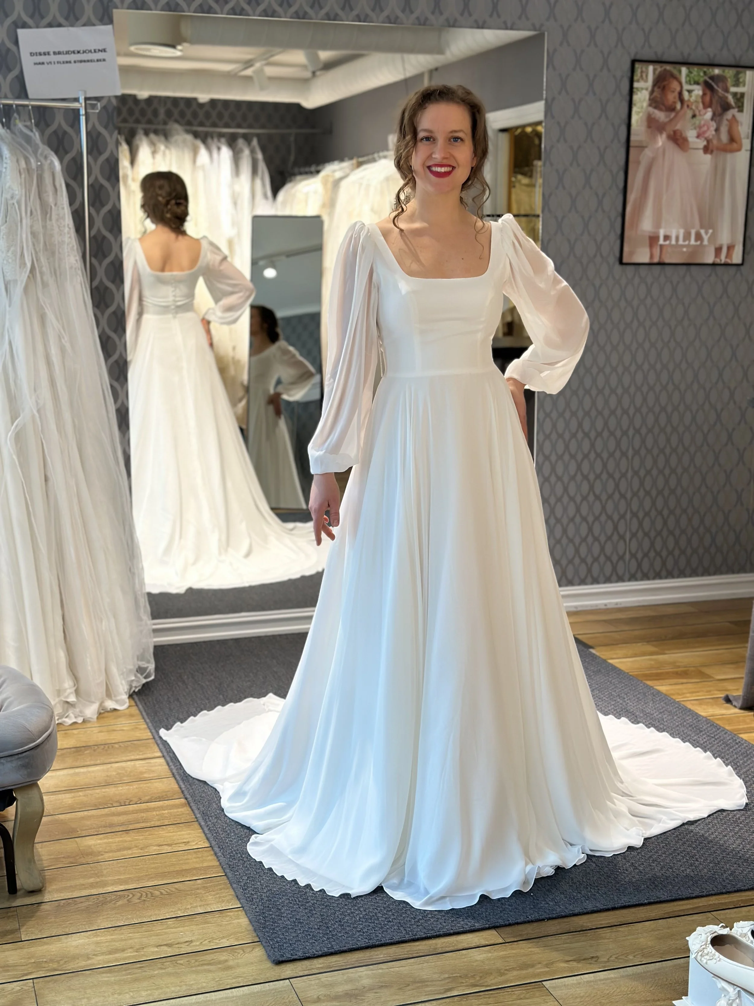 Odella er den perfekte brudekjolen for deg som ønsker en enkel brudekjole med lange ermer. Brudekjolen er ny og fra Bianco Evento.
