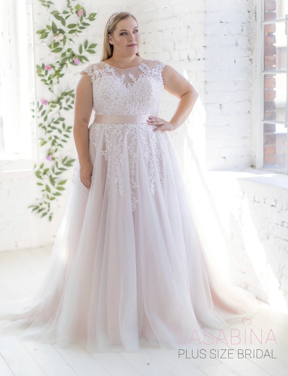 Adrienne fra Lasabia er en av våre nye brudekjoler, og den er i fargen blush (rosa). NB! Beltet følger ikke med. 