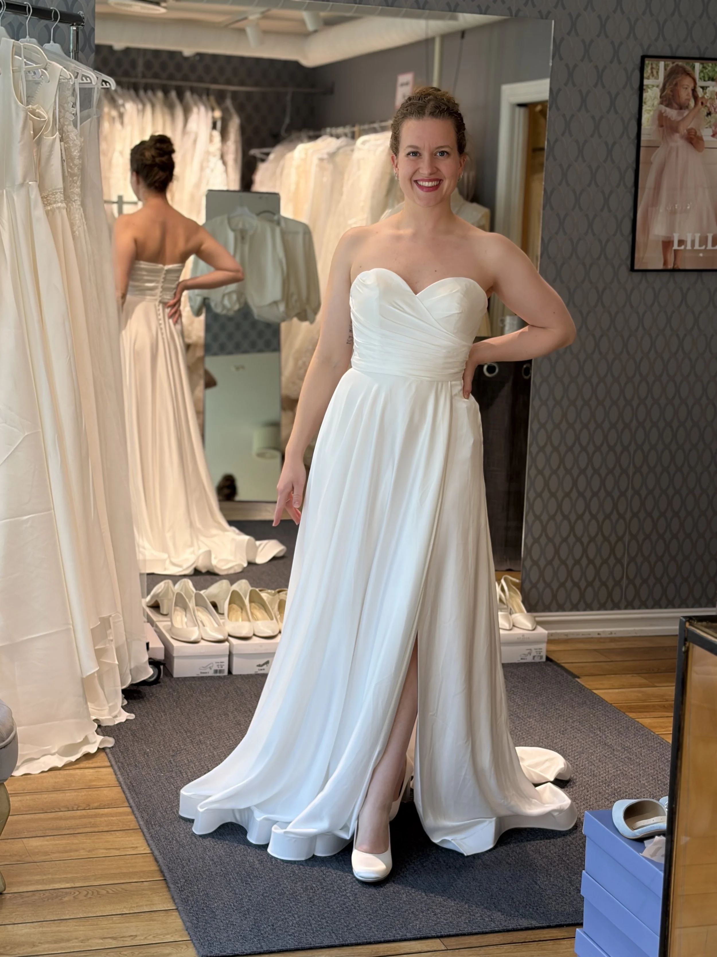 Ny brudekjole fra Cinderella Divine med splitt i siden. 