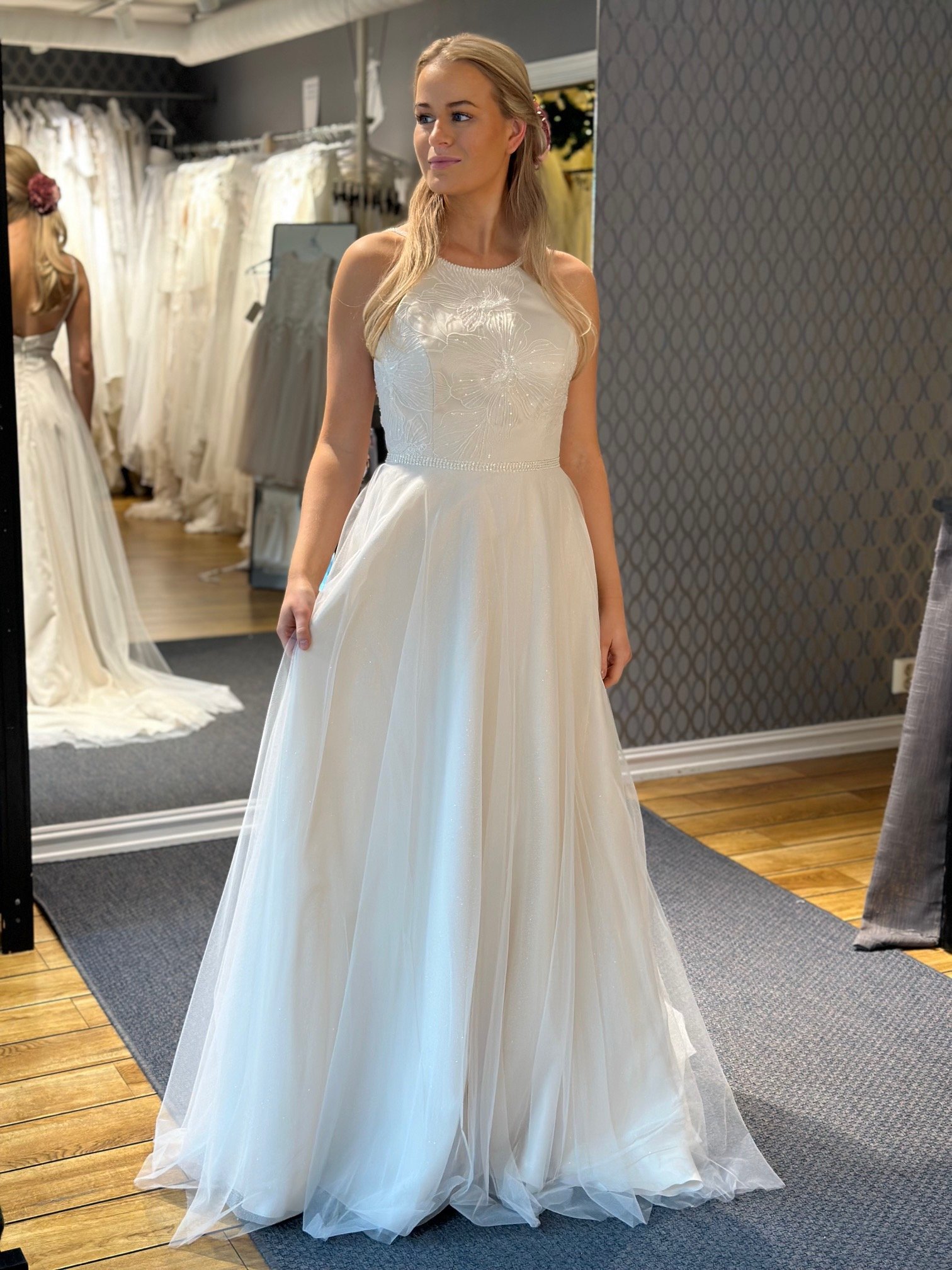Dette er Loara fra Bianco Evento. En ny brudekjole som fremhever skuldrene på en fin måte. Kjolen har et vakkert blondemønster i overdelen, og hele kjolen glitrer diskret. Nude undertone.