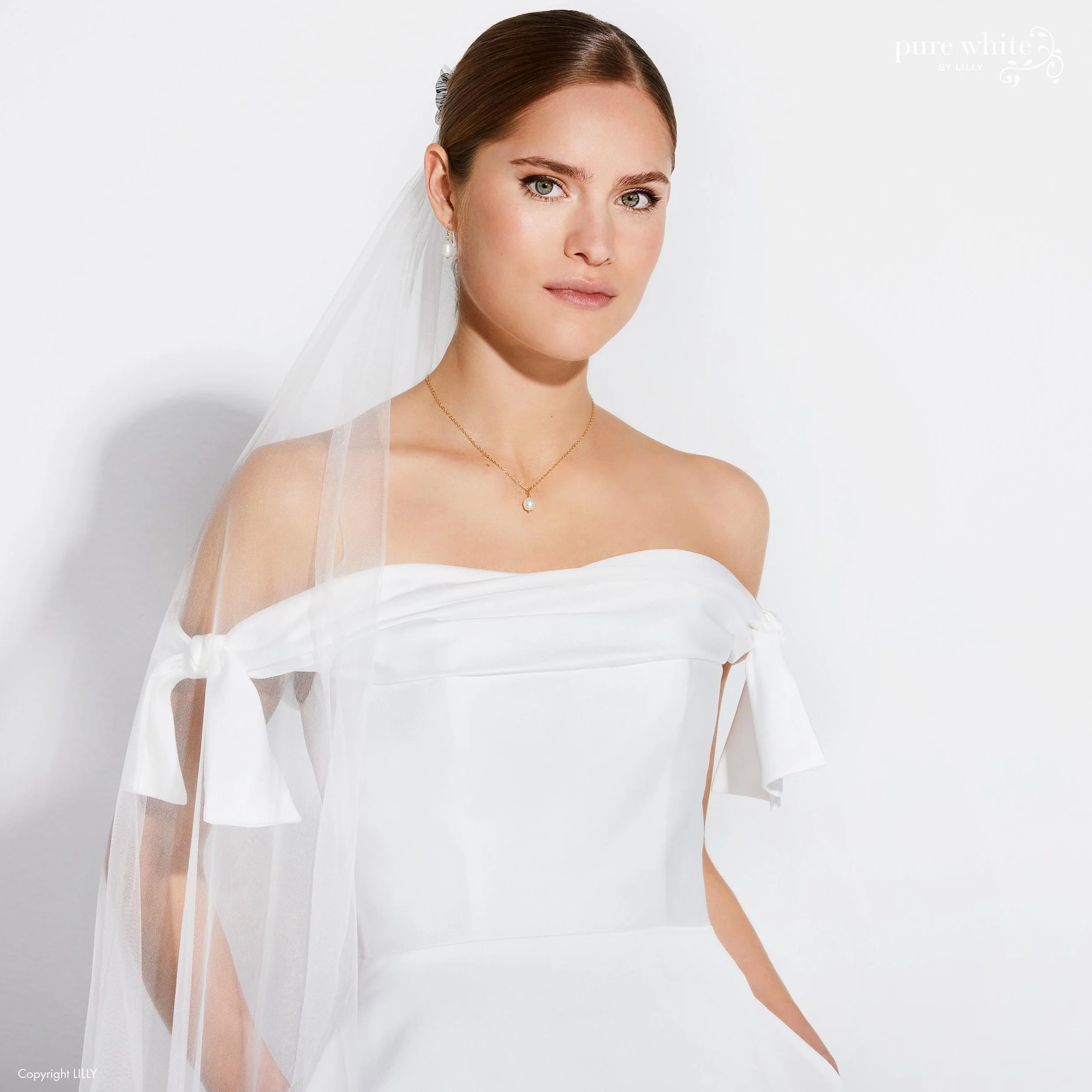 Nydelig off shoulder brudekjole fra Lilly. Dette er en av våre nye brudekjoler. 