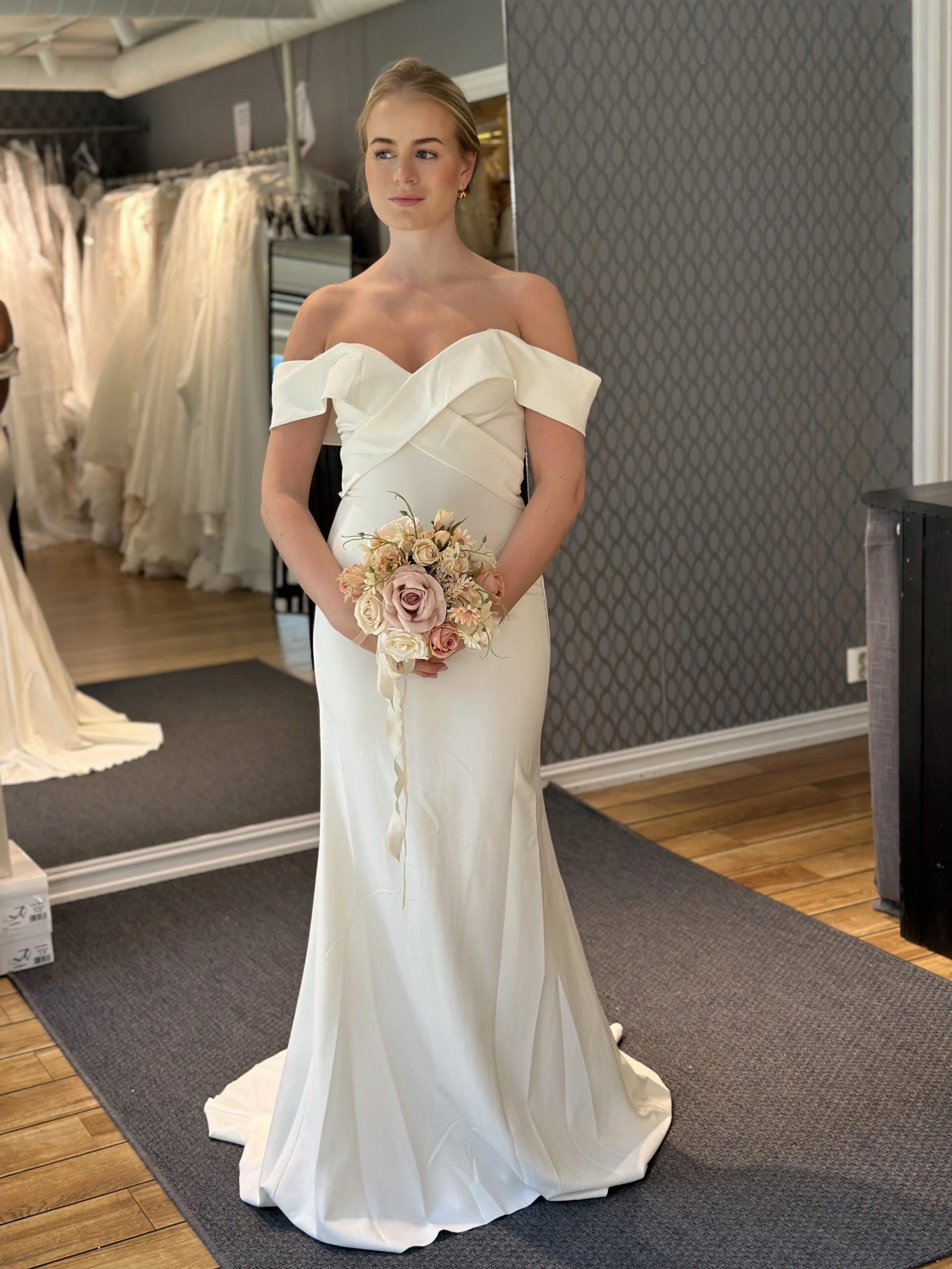 Off shoulder brudekjole i str. 34 fra Nora Naviano. Smal modell.