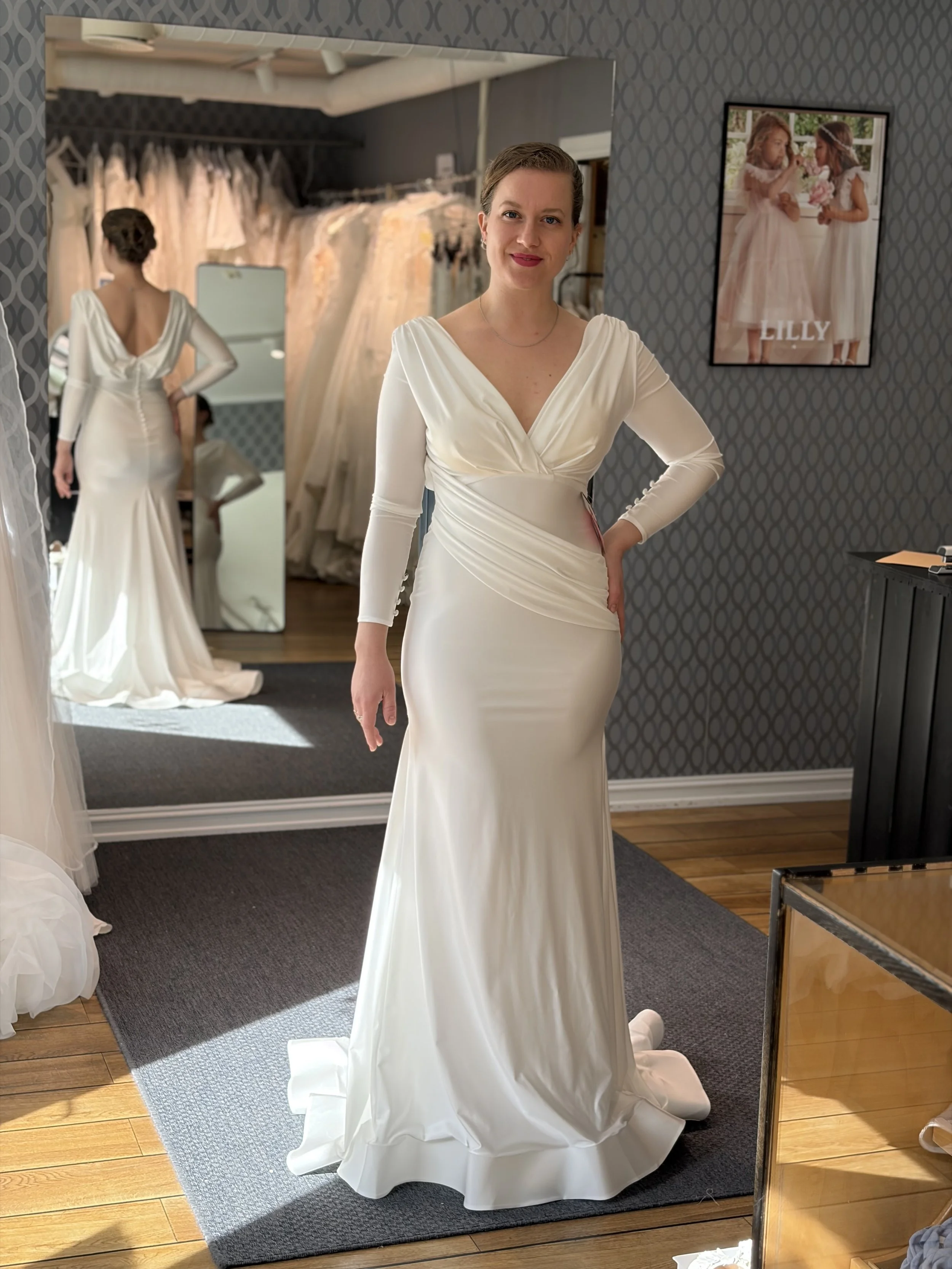 Lekker brudekjole med lange ermer, som selges til en god pris!