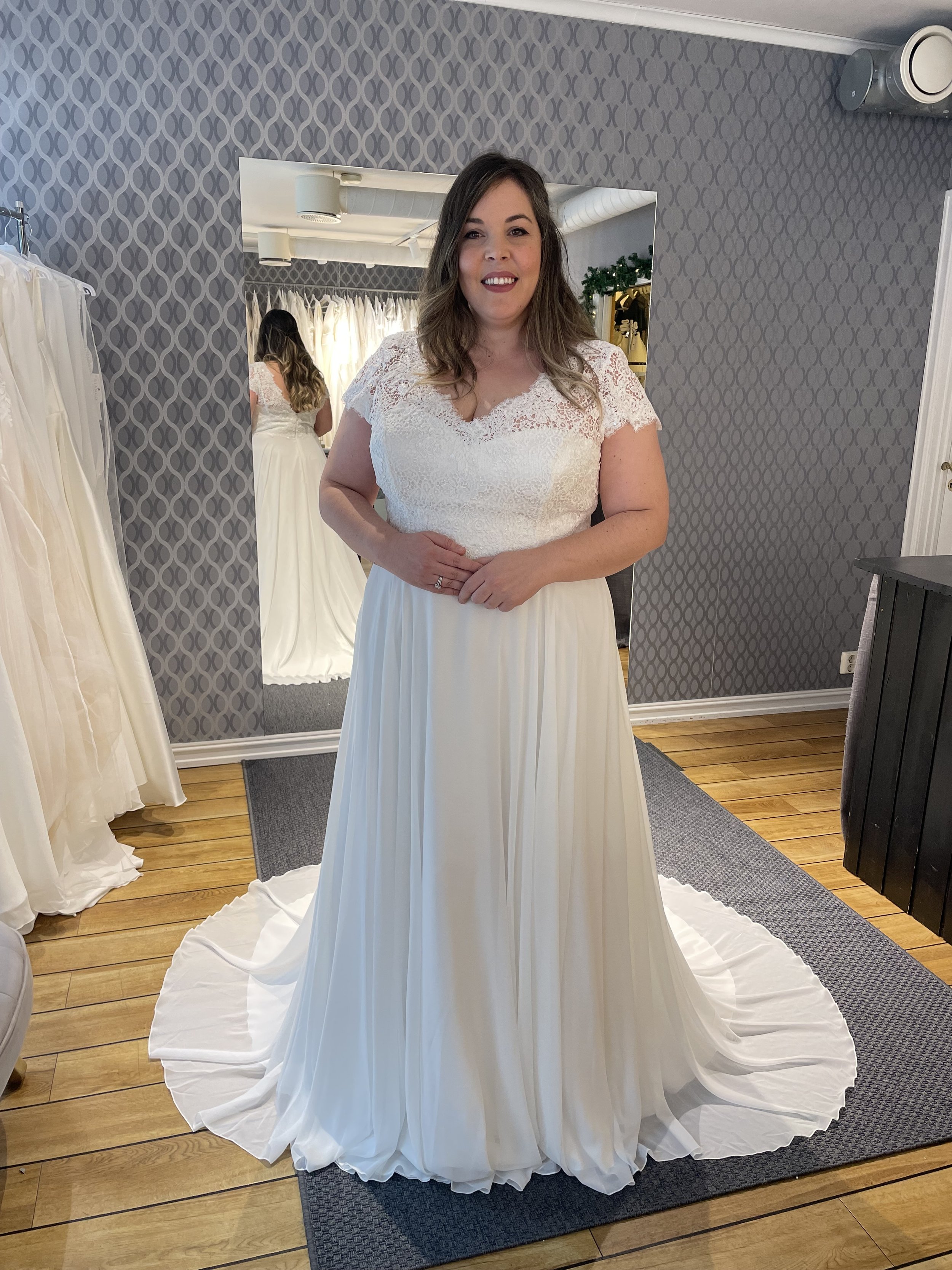 Paula heter denne flotte nye brudekjolen, som henger og venter på deg.