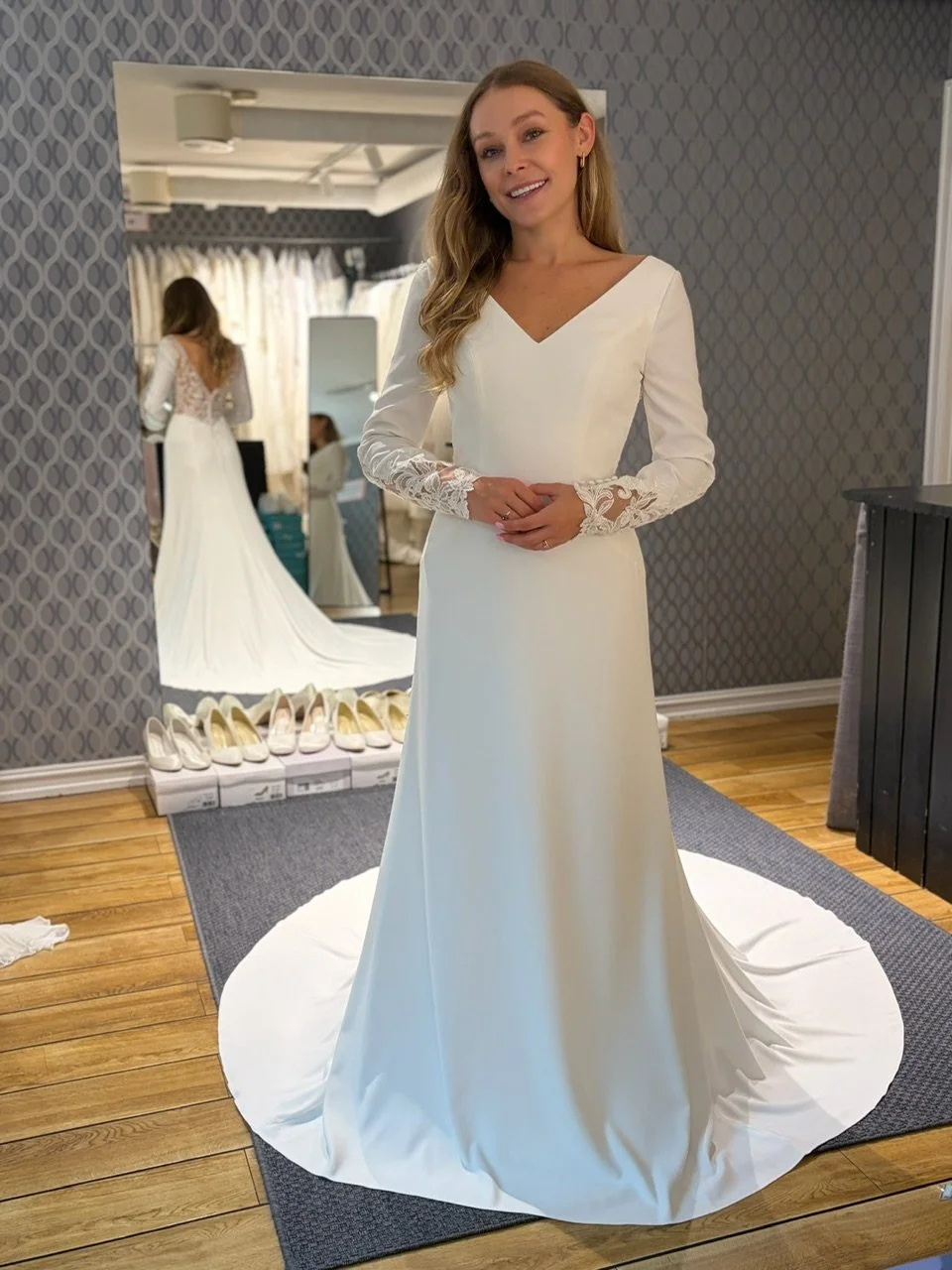 Vakker Pronovias med lange ermer, og nydelige blondedetaljer på ermene og i ryggen. Dette er en ny brudekjole.