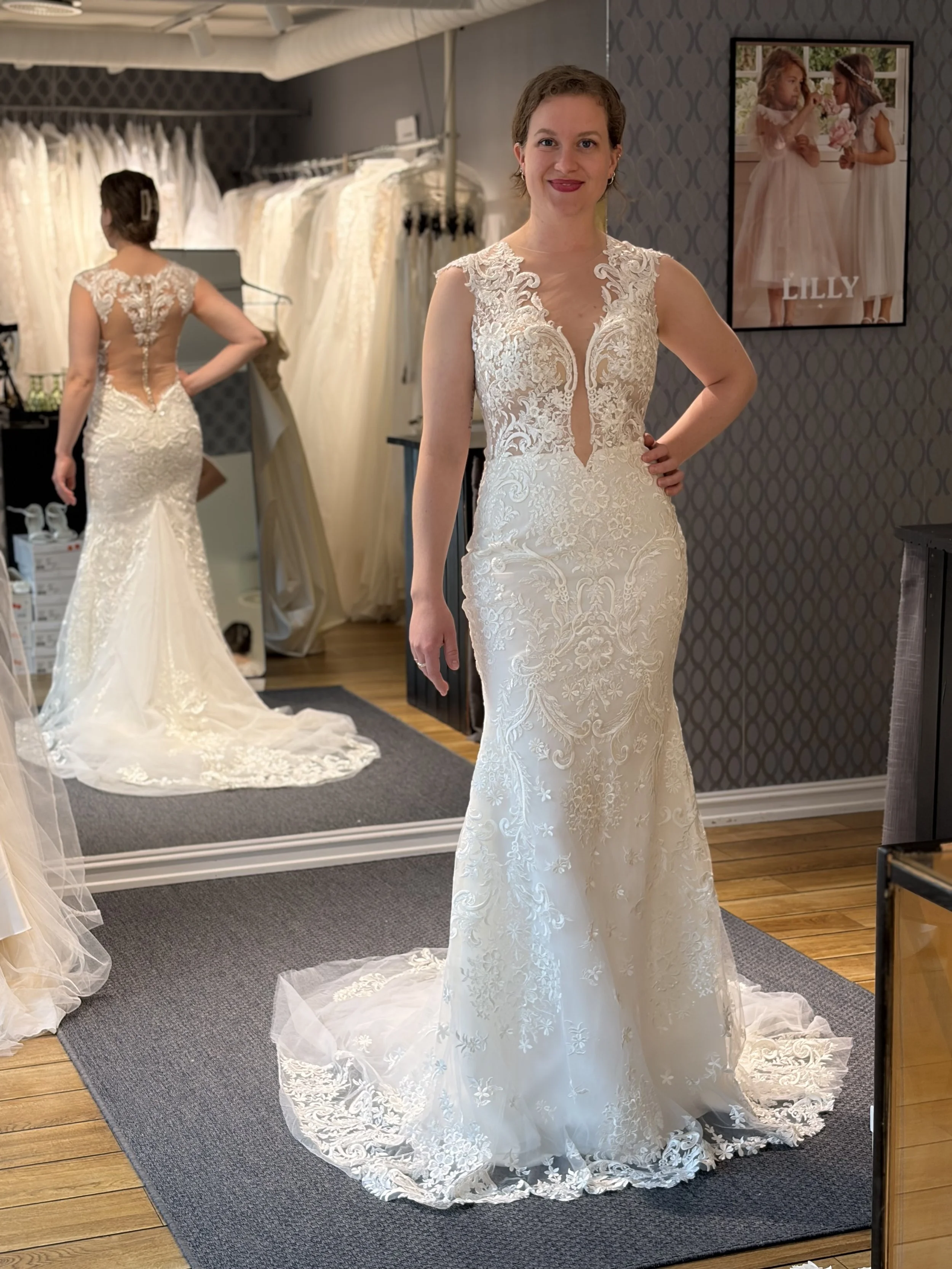 Nydelig smal brudekjole med lekre blonder og dyp utringning. 