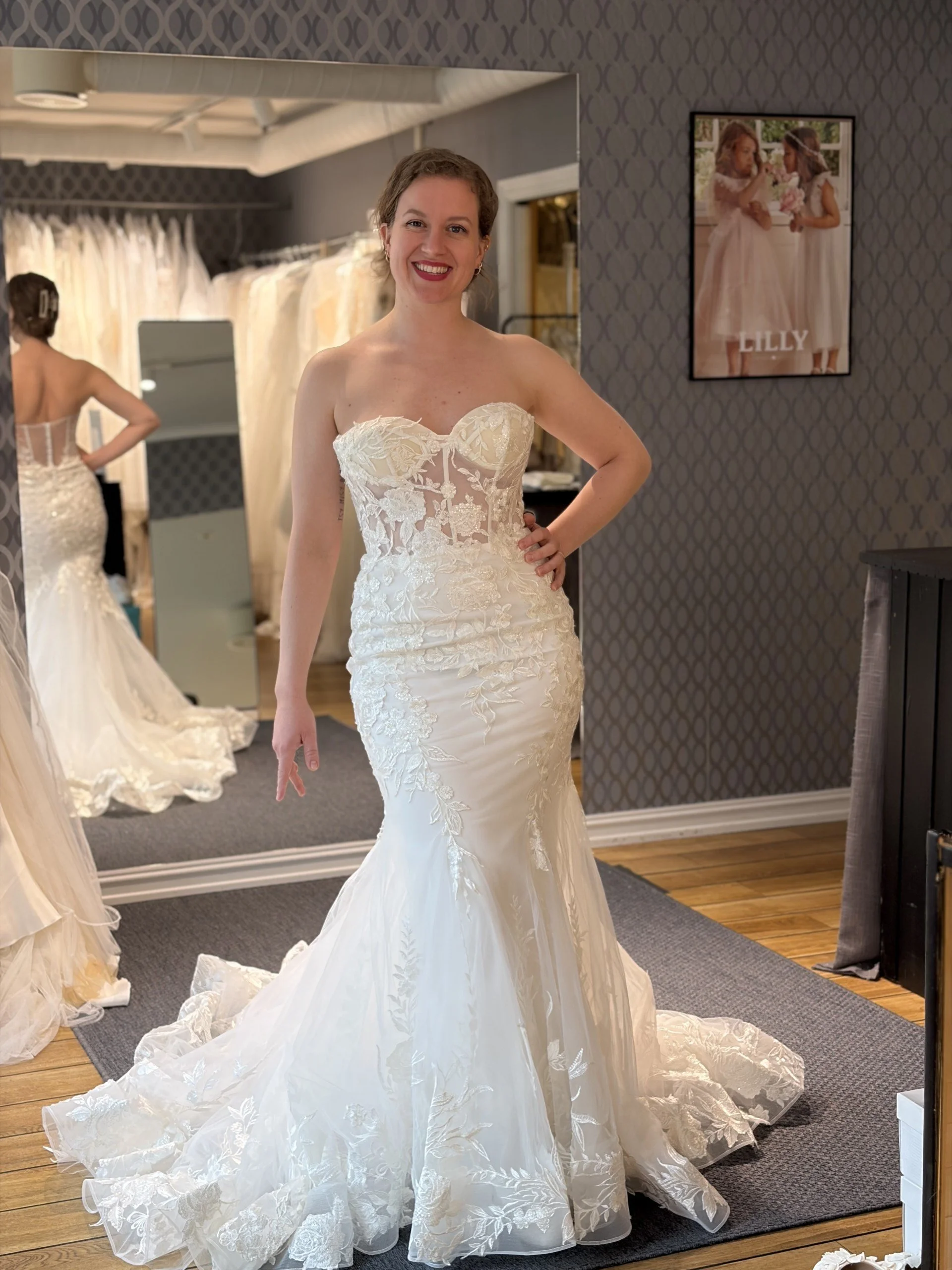 Havfrue brudekjole med lekre blonder og tubetopp. Dette er en av våre nye brudekjoler. 