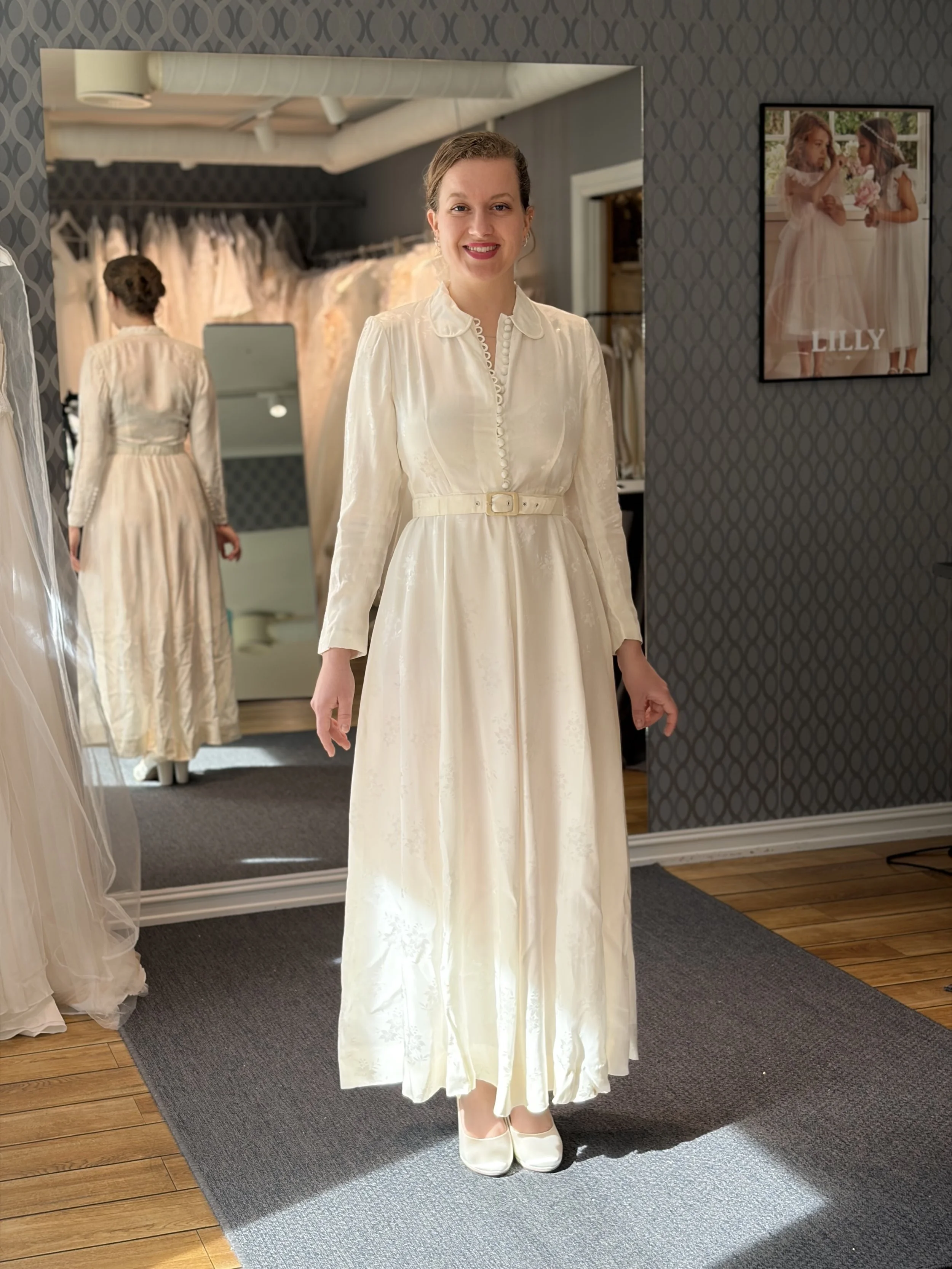 Vakker vintage brudekjole fra 1952 med lange ermer og belte. Den selges sammen med en underkjole, og originalt slør og original eske følger med