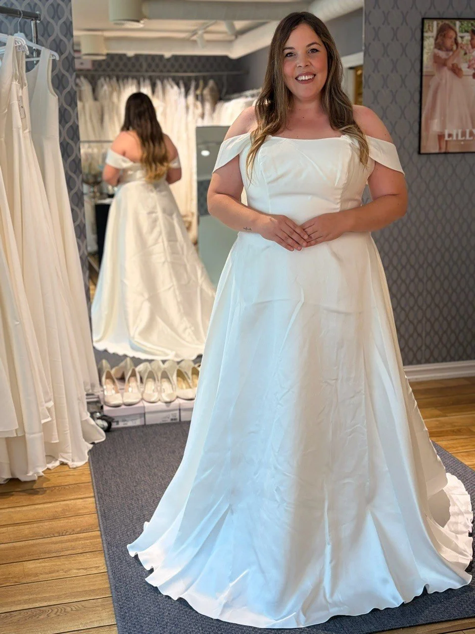 Ingrit er en vakker og klassisk brudekjole i med off shoulder ermer. Dette er en av våre nye brudekjoler, og vi har den i størrelse 54