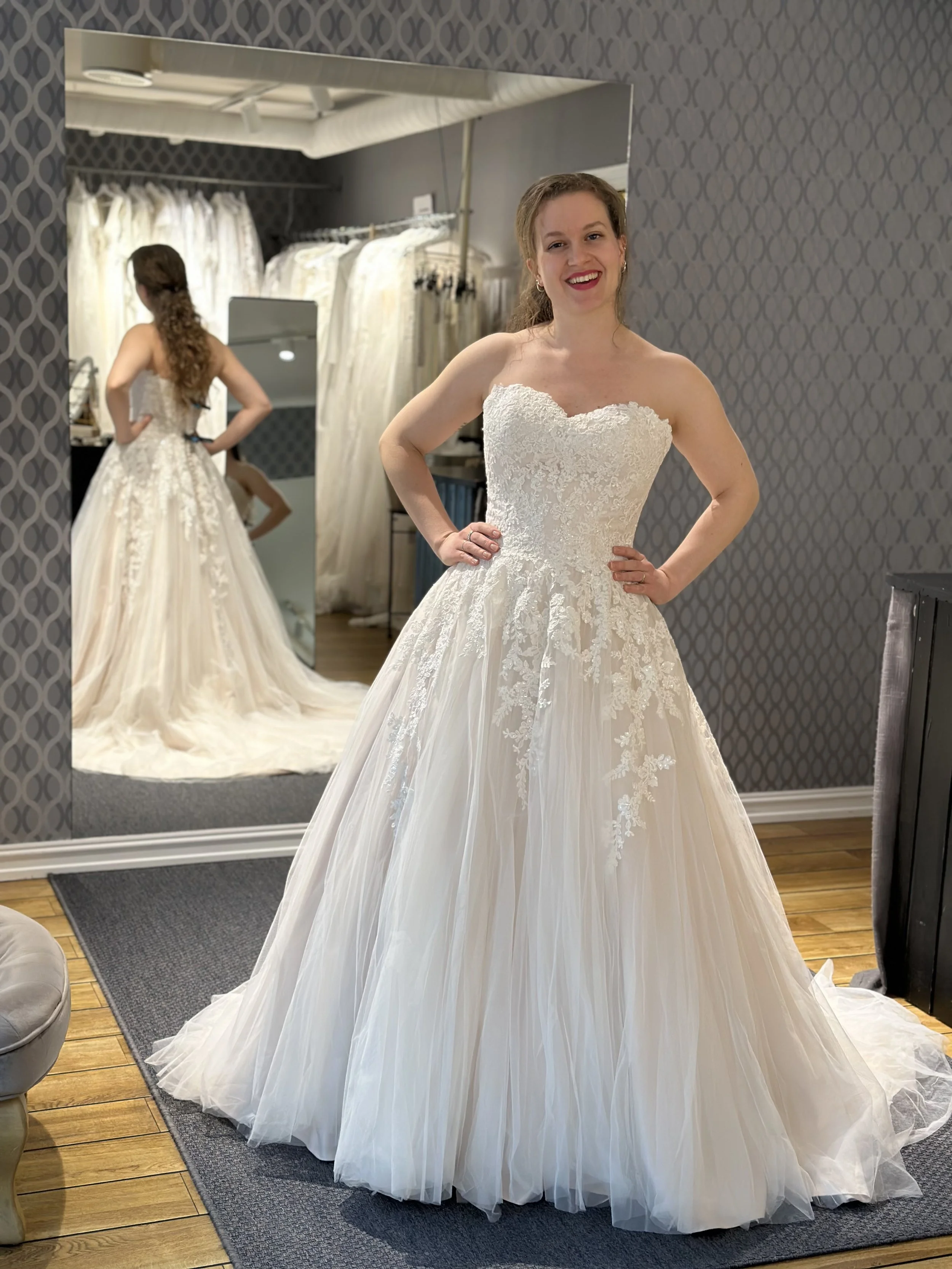 Vakker og brukt Ladybird i en dus rosa (blush) farge. Det følger også med et rosa belte til denne kjolen. Vi tror den passer en 38-40. 