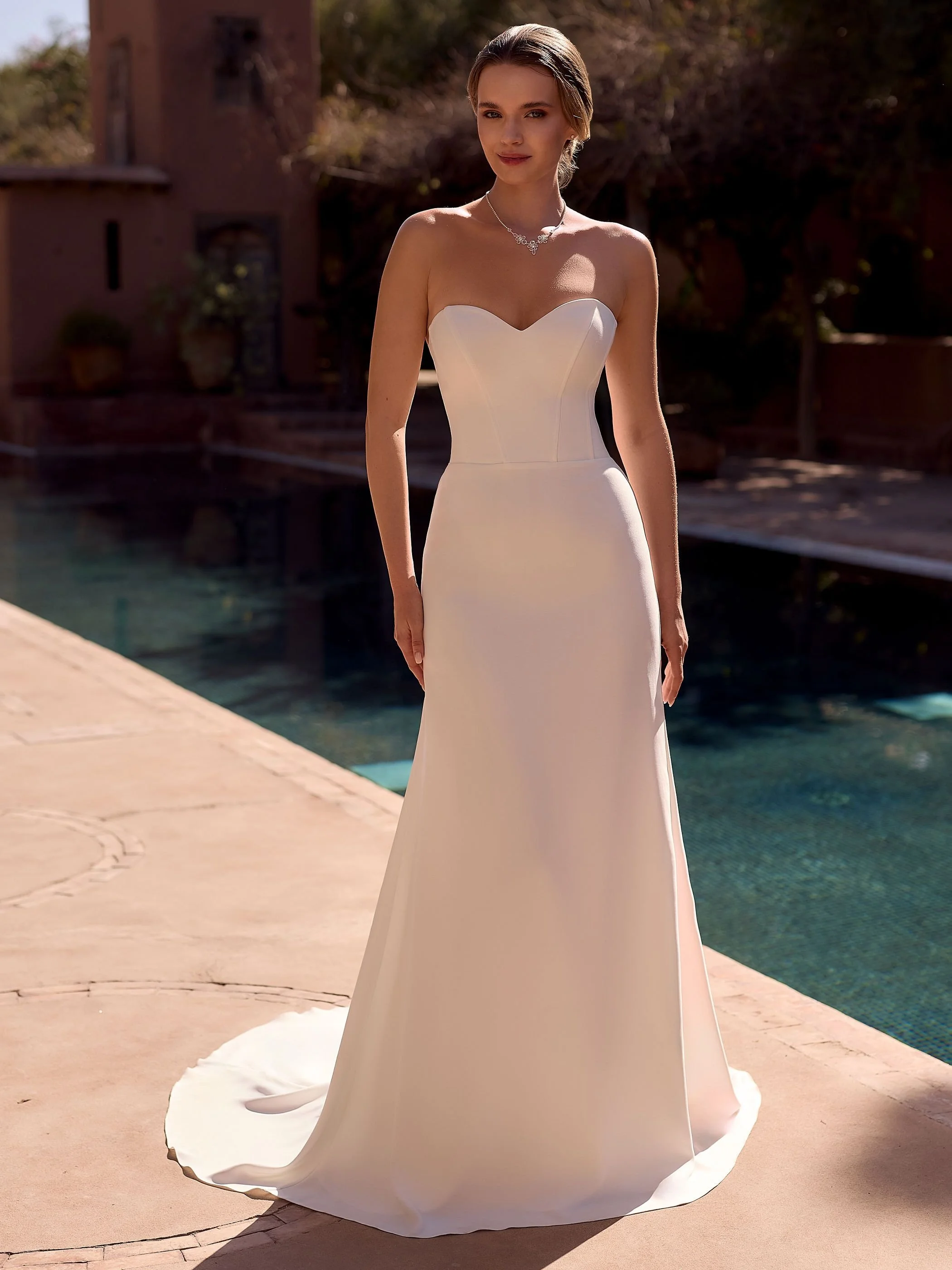 Vakre Nuvia er en av våre nye kroppsnære brudekjoler fra Bianco Evento. 