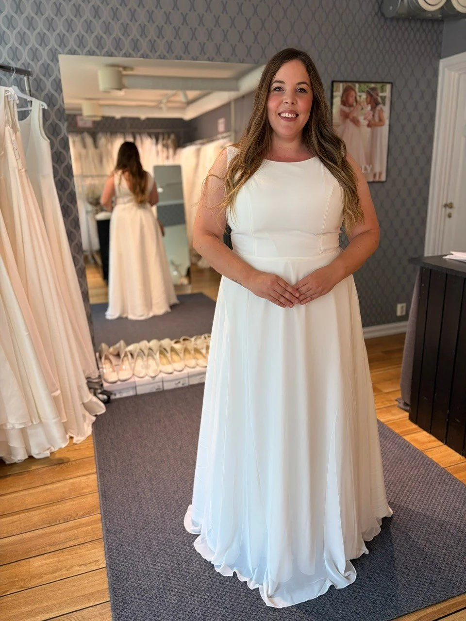 Flotte Imperia fra Bianco Evento passer for deg som ser etter en enkel brudekjole. Denne brudekjolen har rund hals (båthals), og en V-åpning i ryggen, og brudekjolen har nesten ikke noe slep. Veldig enkel å "pynte opp", og vi selger også løse ermer s