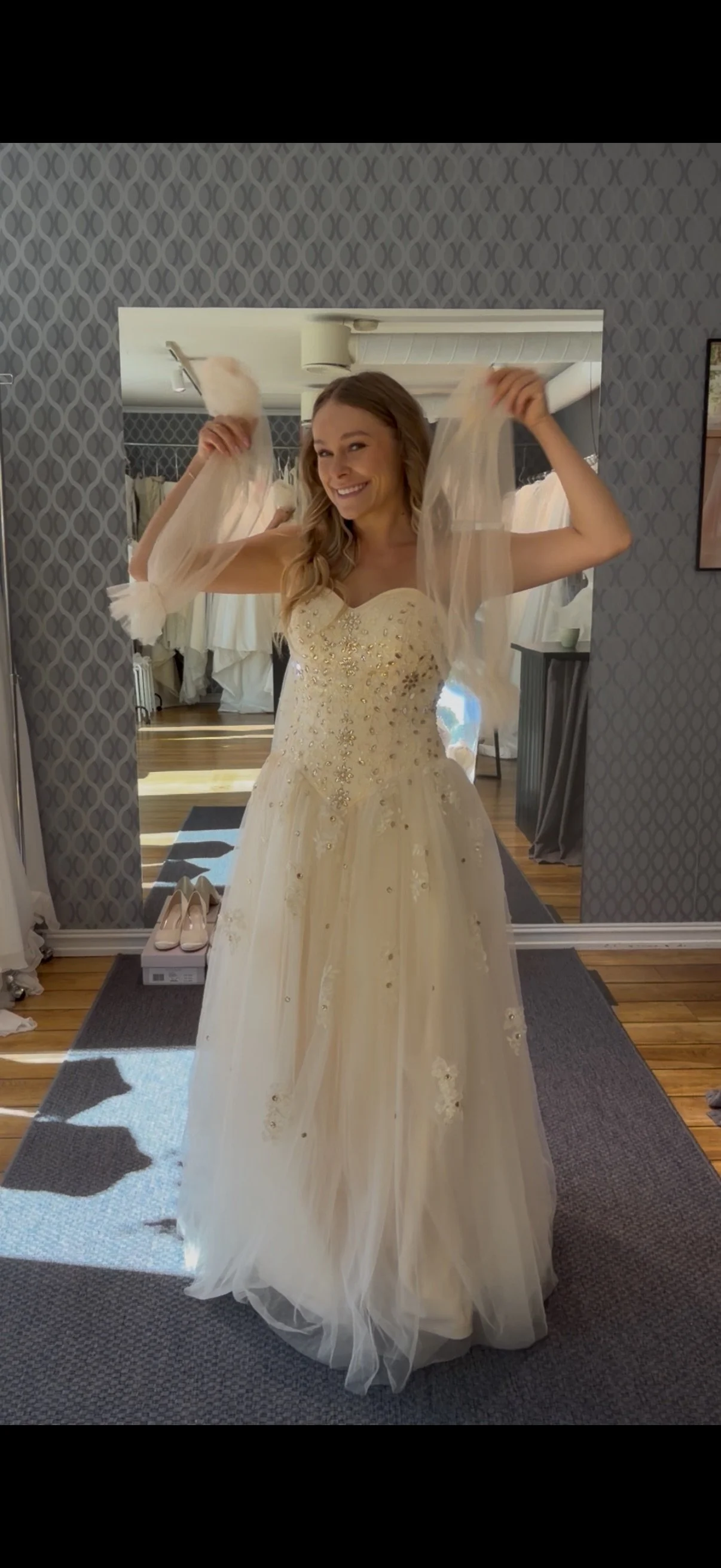 Brukt brudekjole mange fine glitrende detaljer og med snøring i ryggen. Fargen er NUDE (fersken). Armene som modellen holder er ikke inkludert, men kan kjøpes utenom. 