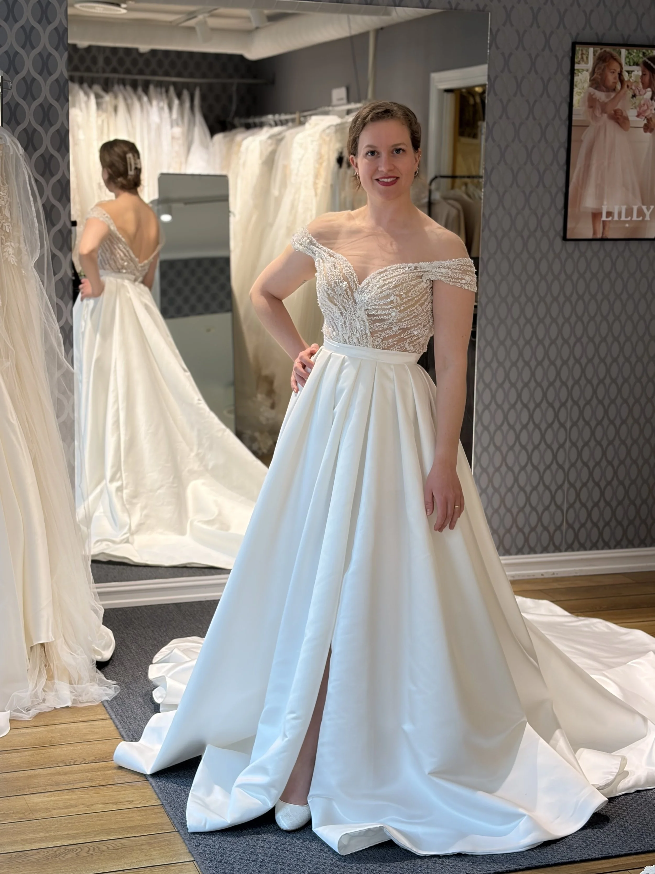 Lekker brudekjole med satengskjørt og masse fine detaljer på overdelen. Denne brudekjolen har splitt og lommer. 