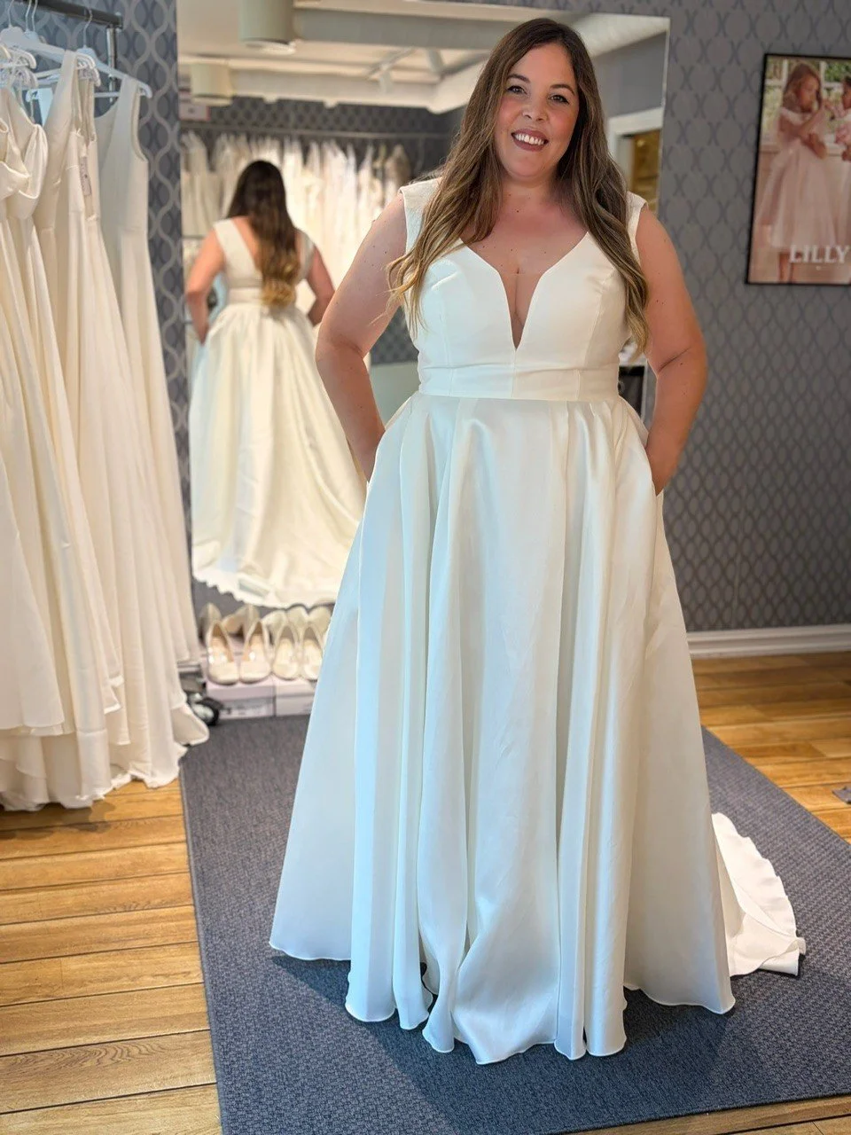 Vakre Idalia fra Bianco Evento er en klassisk brudekjole som har et vakkert snitt, dyp utringning og praktiske lommer. Den er i et litt blankere stoff som heter Mikado og er en populær modell hos oss. 

Dette er en av våre nye brudekjoler. 
