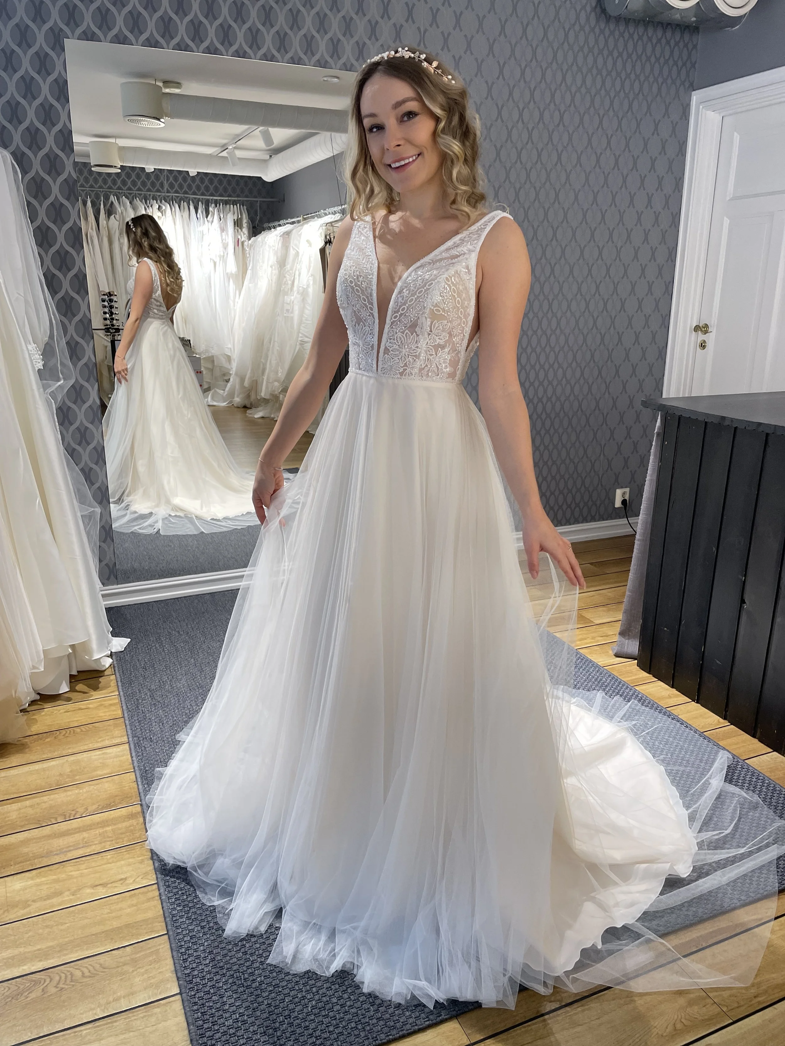 Nydelige Becky er en prinsessekjole med tyllskjørt, glitrende detaljer og en nydelig og veldig dus / nude rosatone. Becky er en av våre nye brudekjoler.