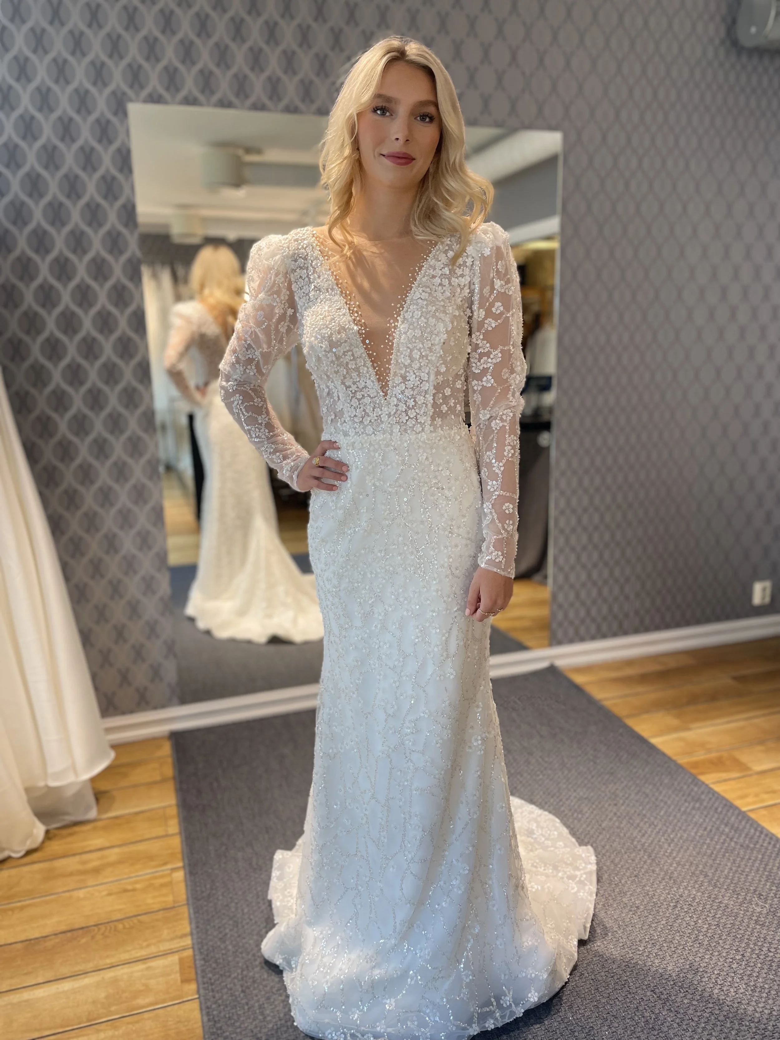 Nydelig brudekjole med lange ermer, strass og blomster applikasjoner fra Luca Sposa