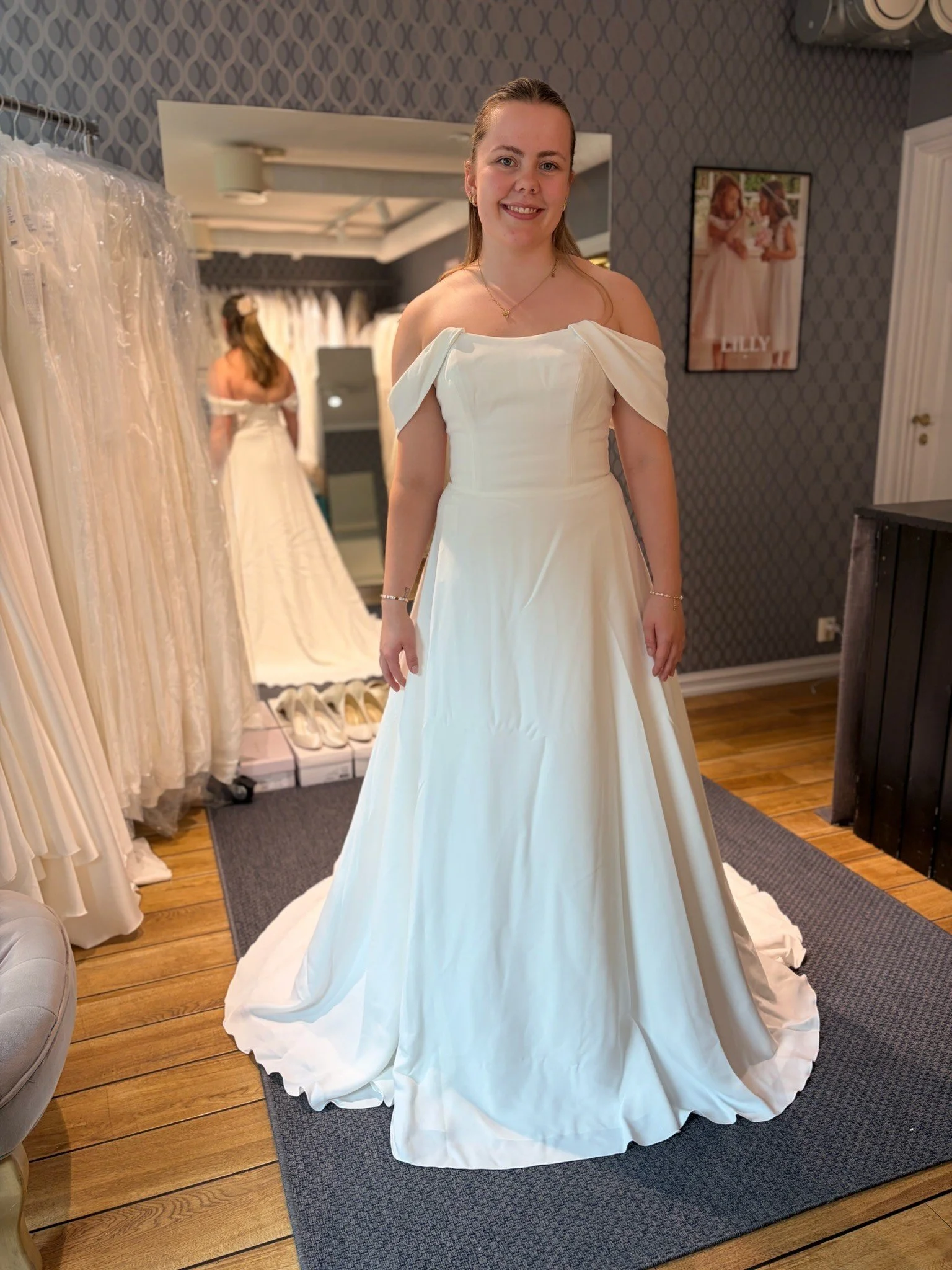 Marcella er en av våre nye brudekjoler i stretch crepe med off shoulder og tubetopp. 