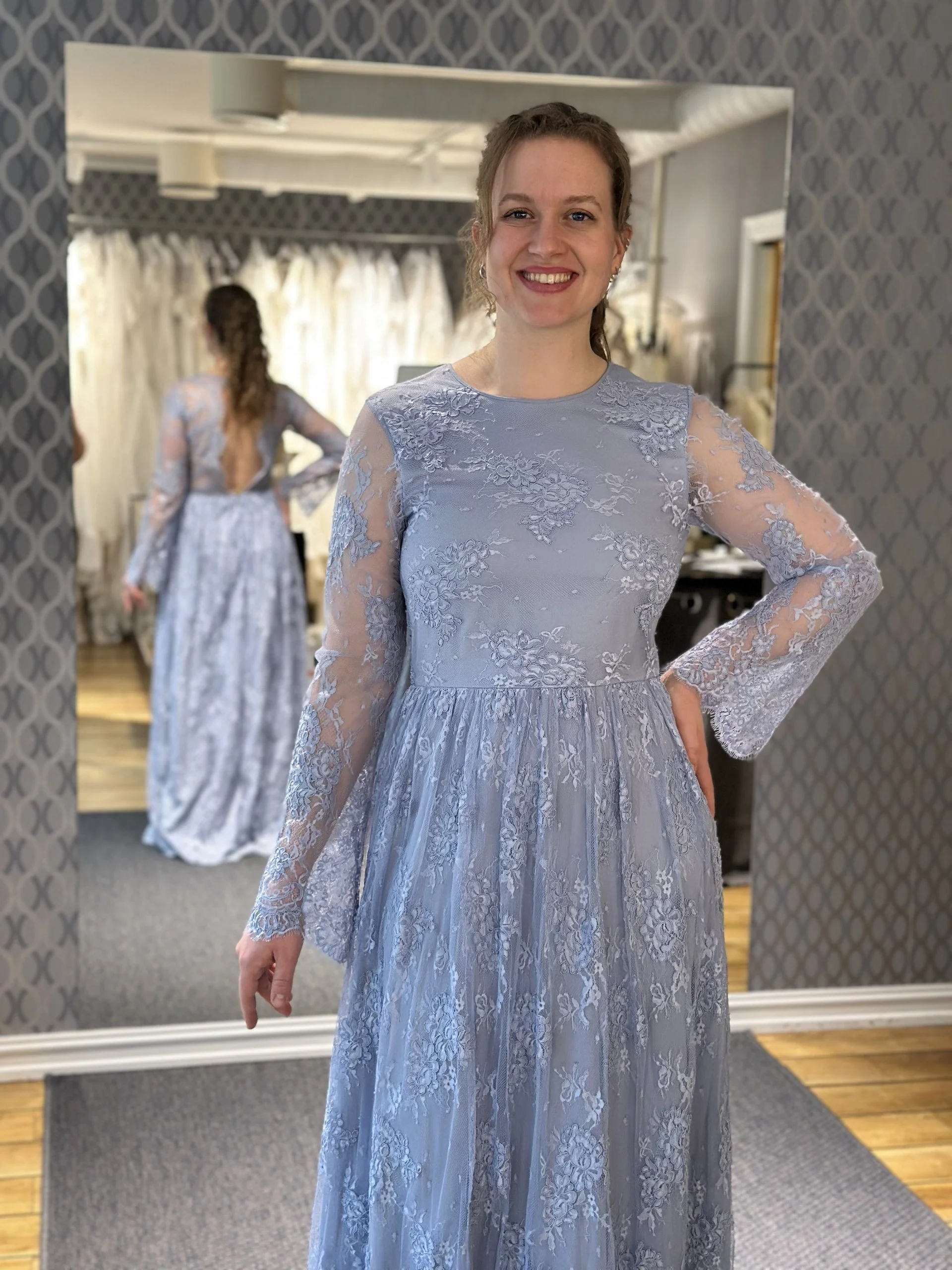 Lyseblå selskapskjole fra Høyer.jpg