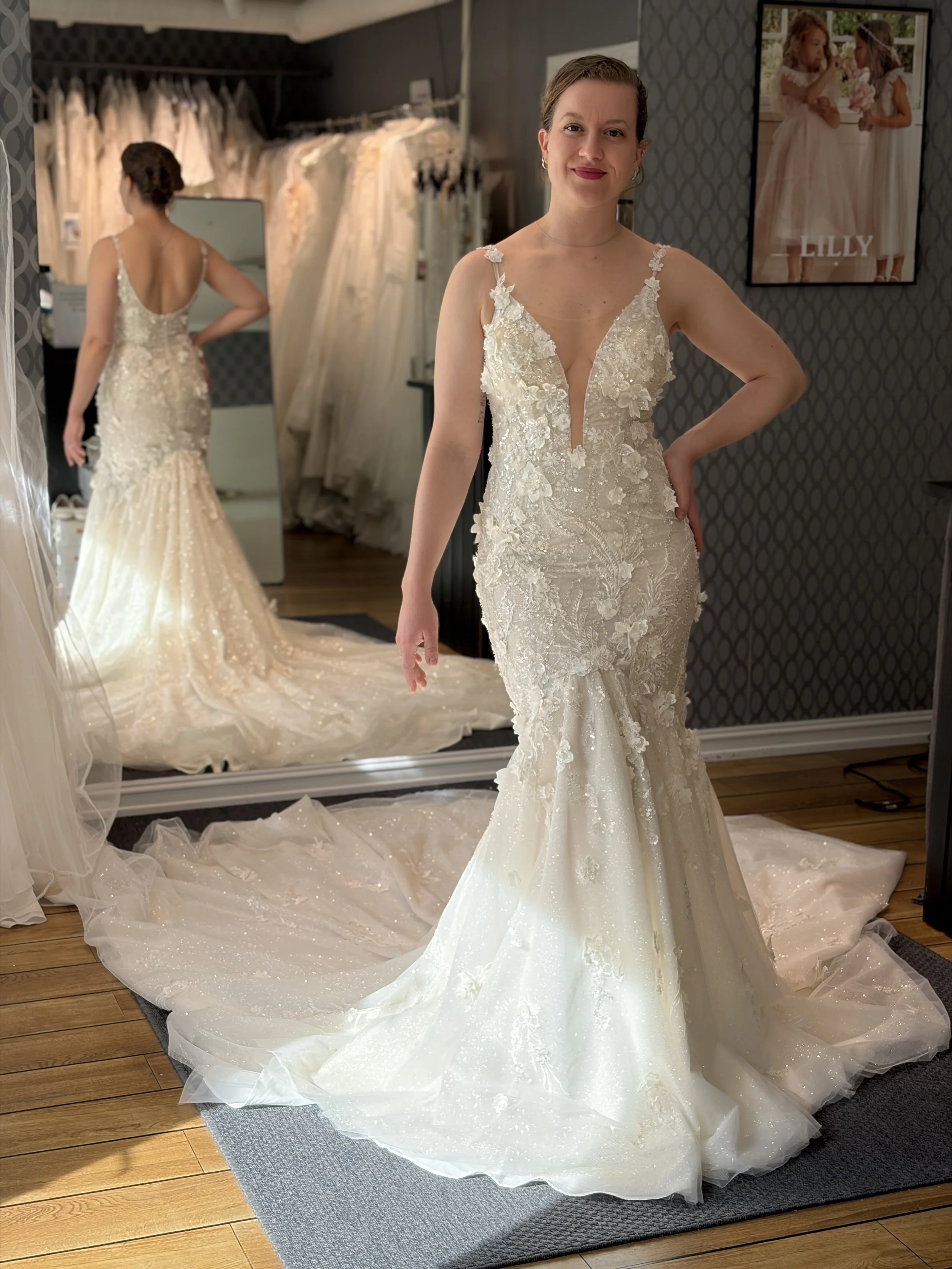 "Ariel" fra Perfioni Wedding Dresses er en av våre nye smale modeller. Den glitrer og har flotte applikasjoner. 