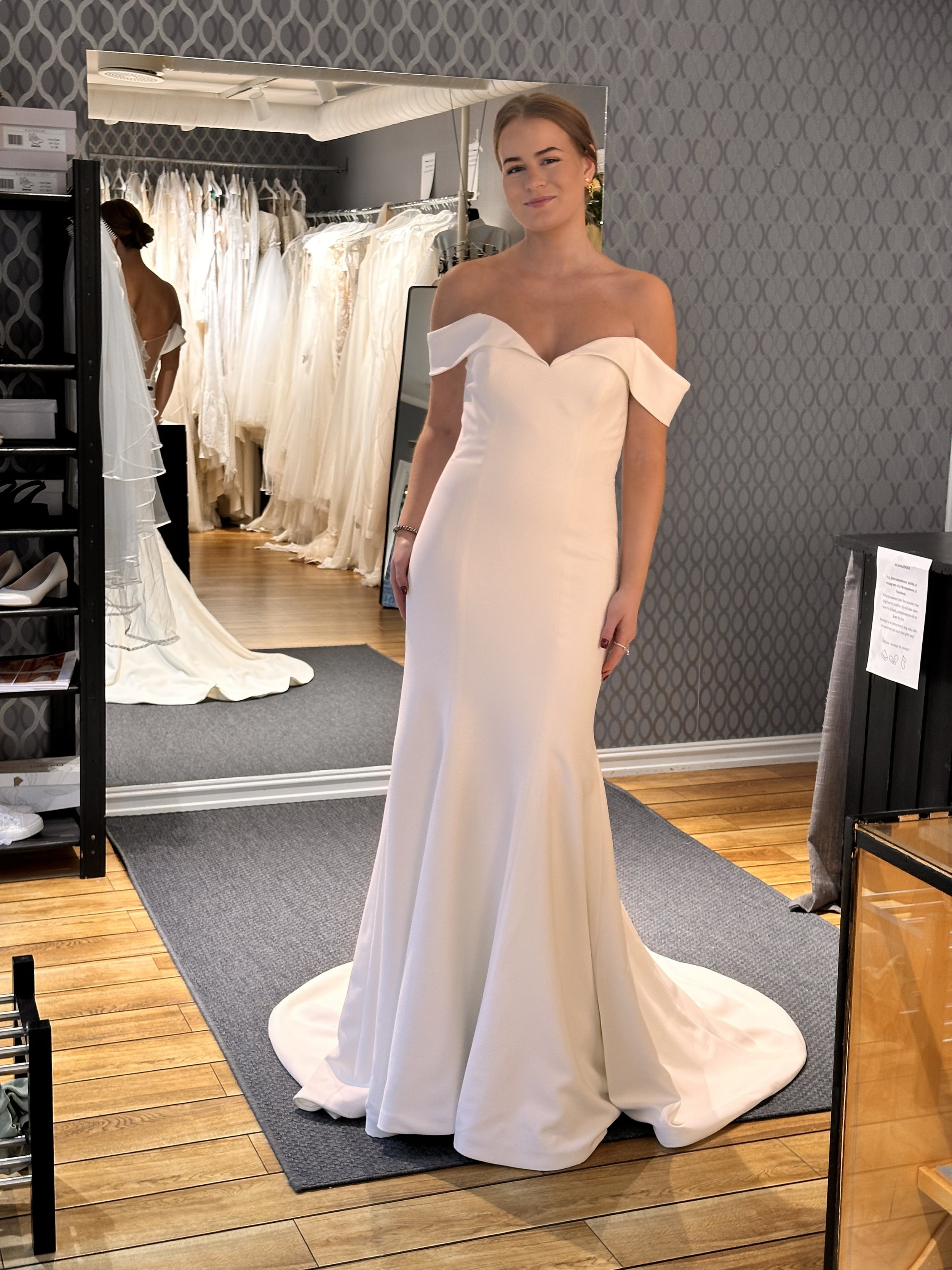 Brukt off shoulder brudekjole fra Madi Lane.