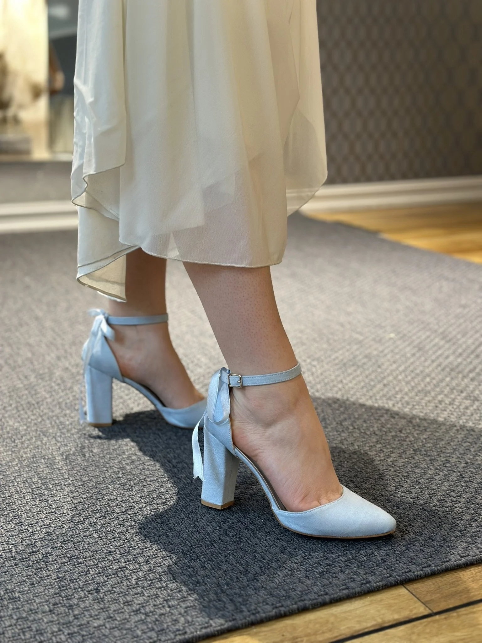 Siste sjanse - lyseblå brudesko (str. 39)