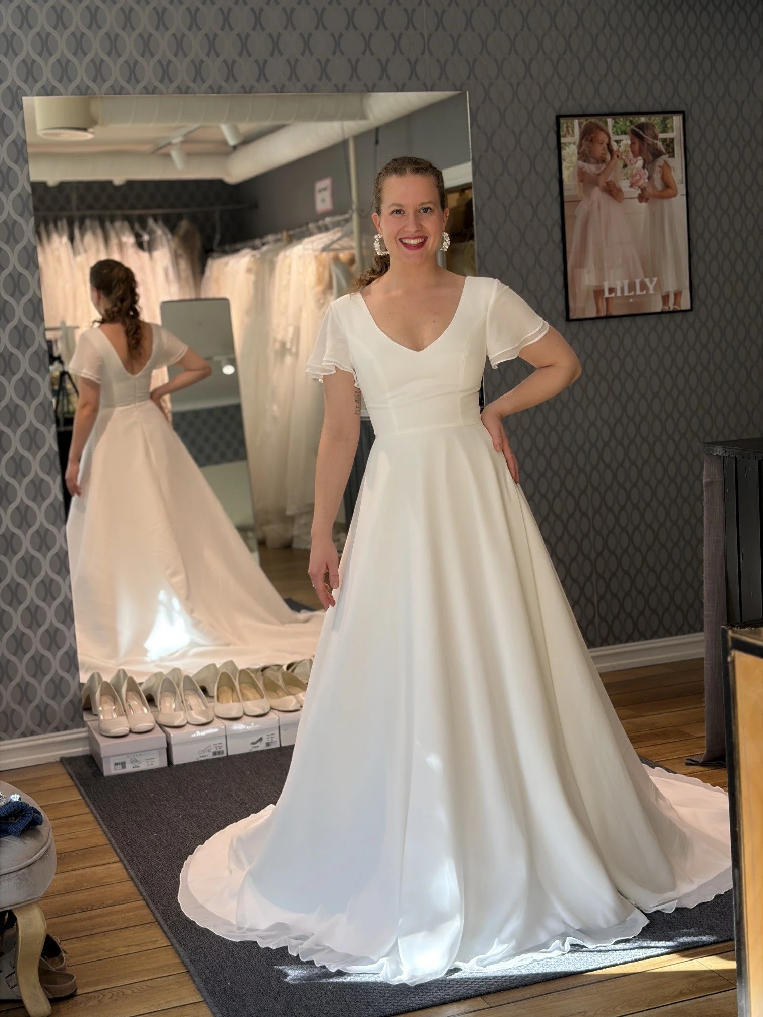 June Queen er en av våre nye brudekjoler i elegant A-fasong. Den er laget i chiffon og har lekre flagrende sommerfuglermer