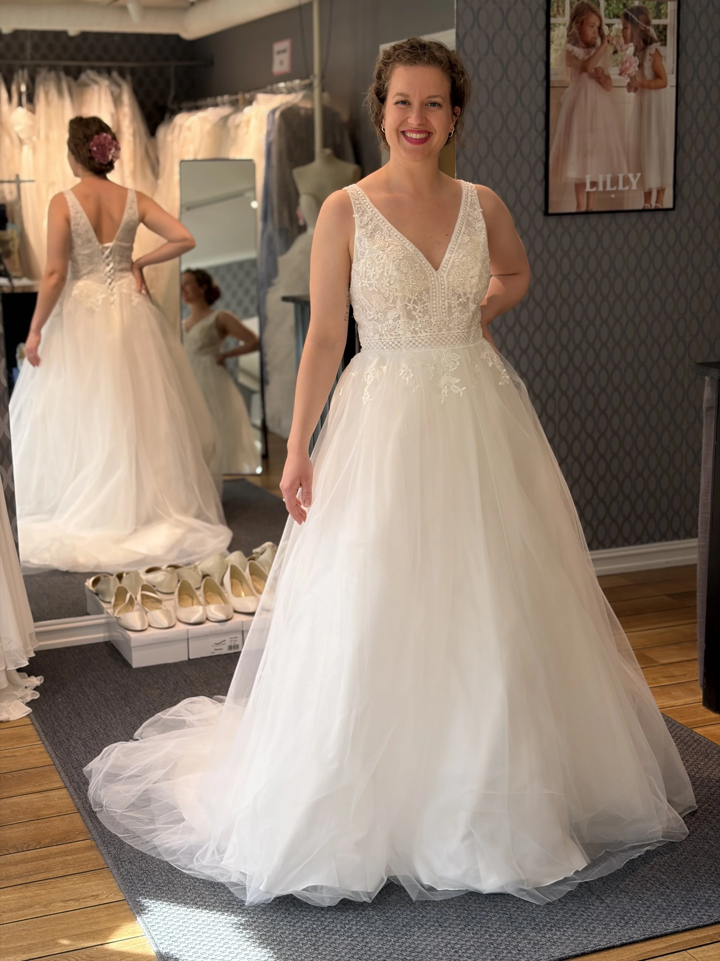 Nydelig tylldrøm fra Lilly med blondedetaljer og snøring i ryggen. Dette er en av våre nye brudekjoler