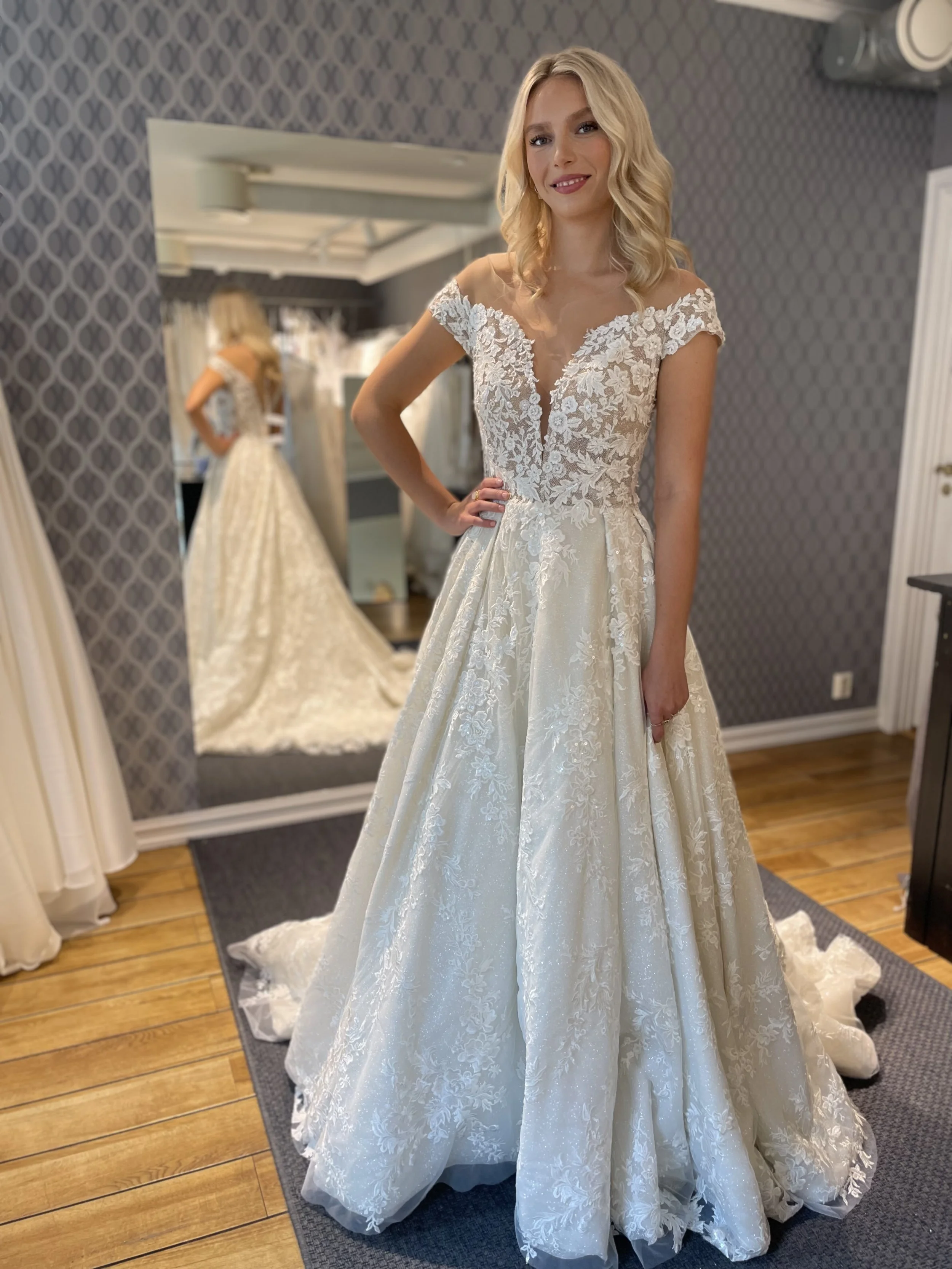 Eventyrlig vakker "Askepott" kjole fra Olivia Bottega som glitrer vakkert. Denne modellen heter "Charlotte" og vi kan sette på et underskjørt sånn at du får en skikkelig prinsessekjole!