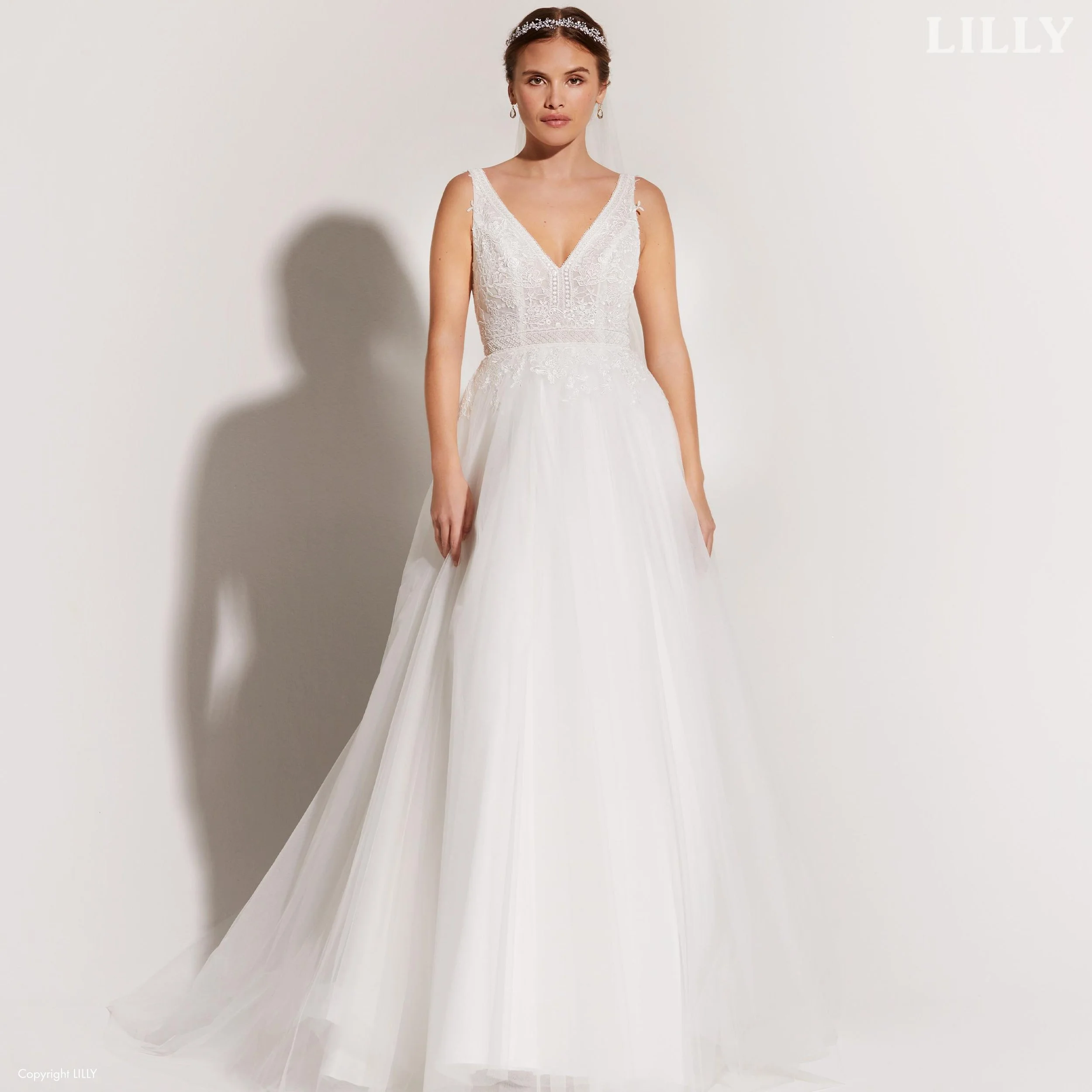 Nydelig tylldrøm fra Lilly med blondedetaljer og snøring i ryggen. Dette er en av våre nye brudekjoler
