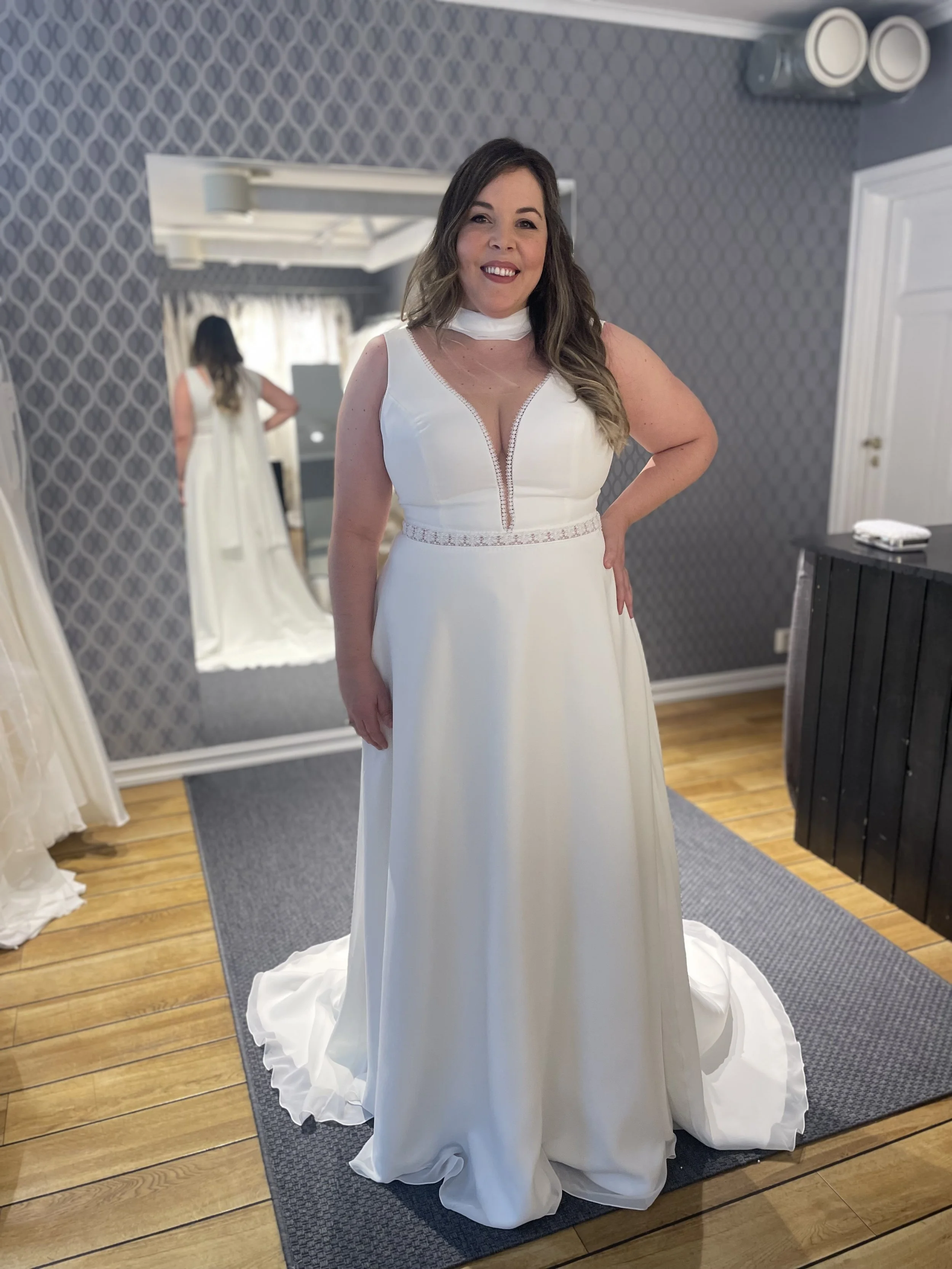 Nydelige Azaria fra Bianco Evento, er en klassisk brudekjole i tungt stoff og med enkle detaljer. Denne kler alle, og den er fin over bysten. Savner du armer, så selger vi også løse ermer som er veldig fine til denne brudekjolen. 

Dette er en av vår