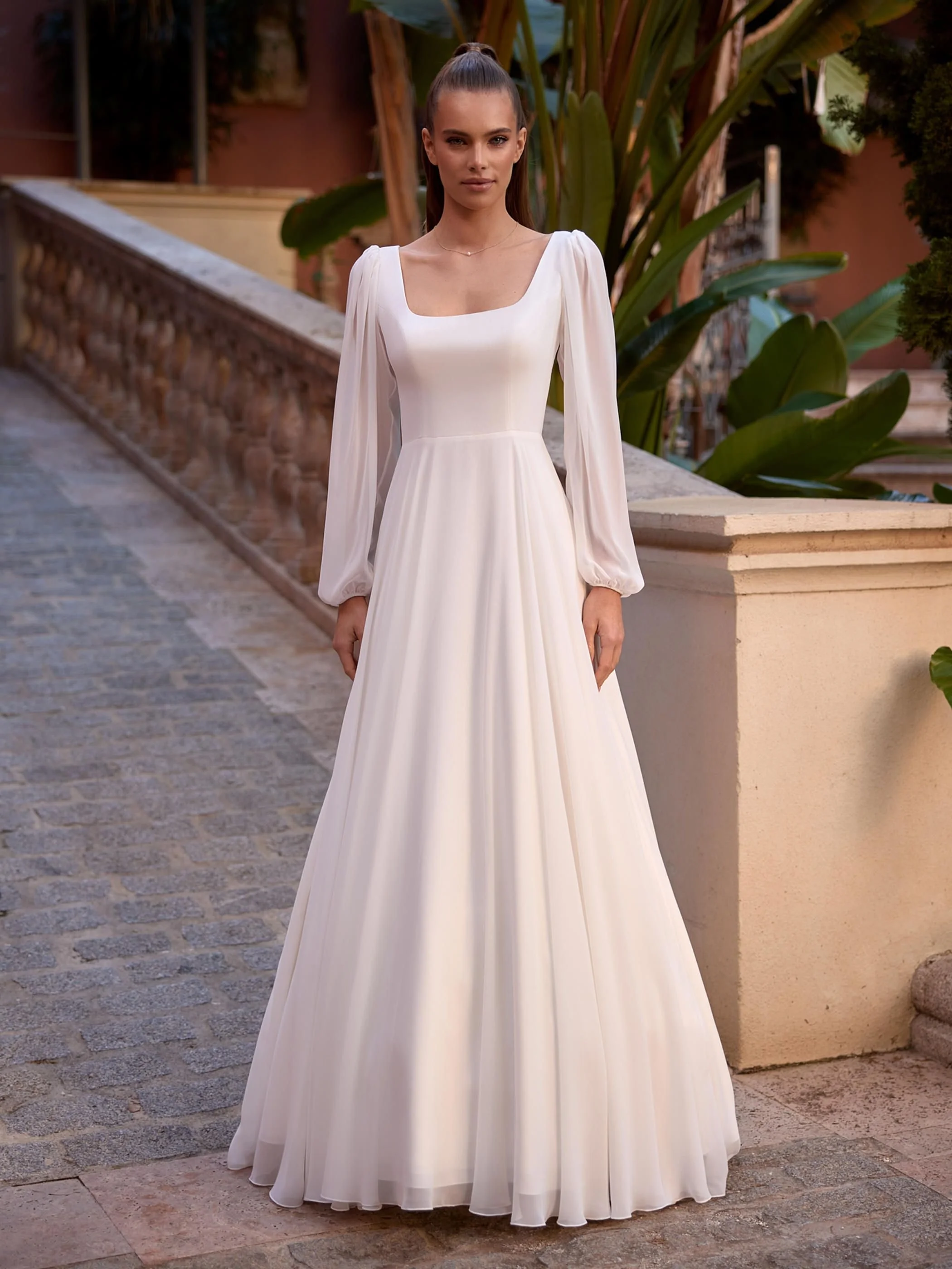 Odella er den perfekte brudekjolen for deg som ønsker en enkel brudekjole med lange ermer. Brudekjolen er ny og fra Bianco Evento.