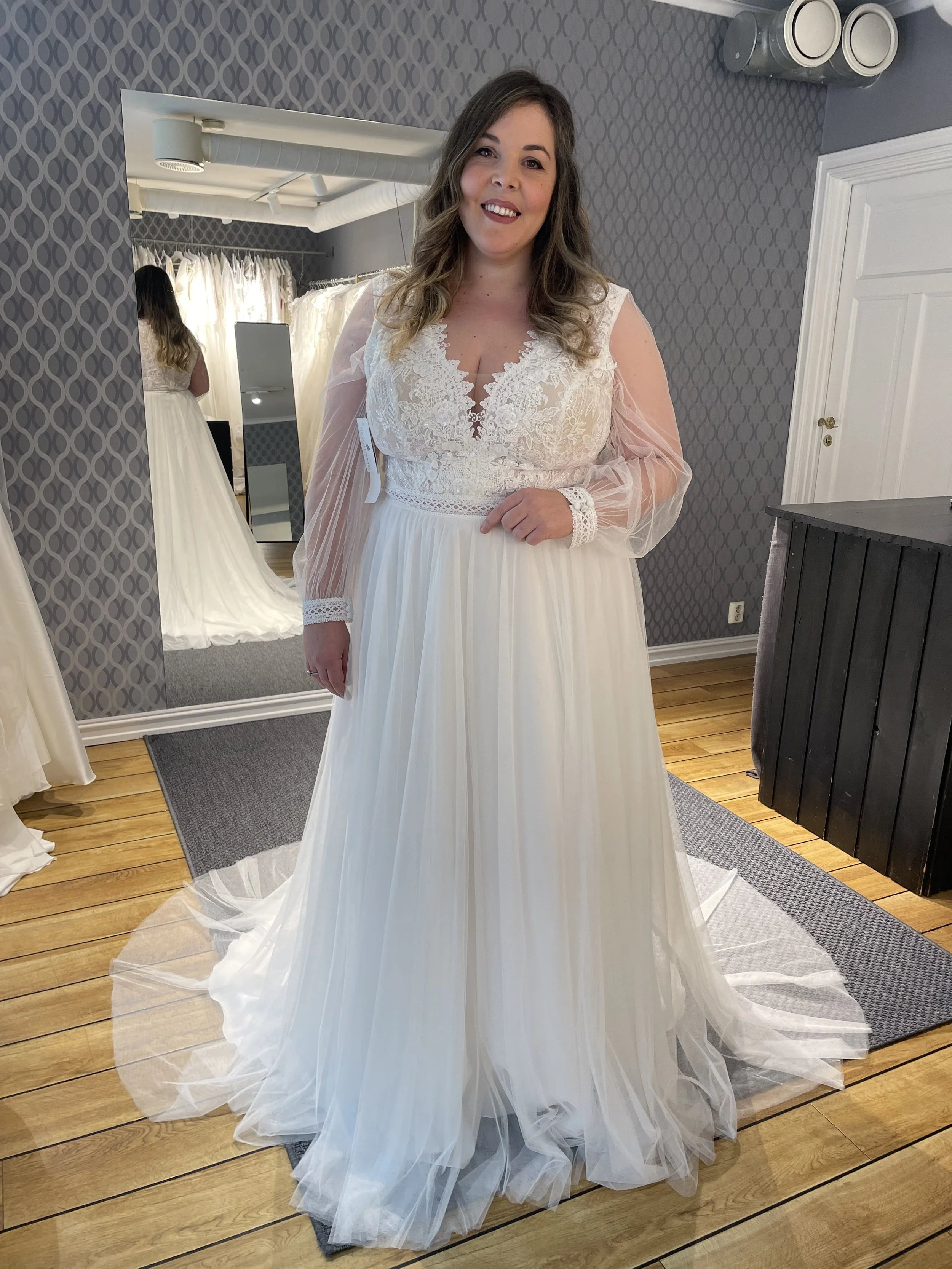 DEBORA fra Bianco Evento, omfavner kroppen med lekkert tyllskjørt og lette tyllermer. Dette er en av våre nye brudekjoler, som dessverre er en utgående modell hos oss og den selges ut til lageret er tomt. 